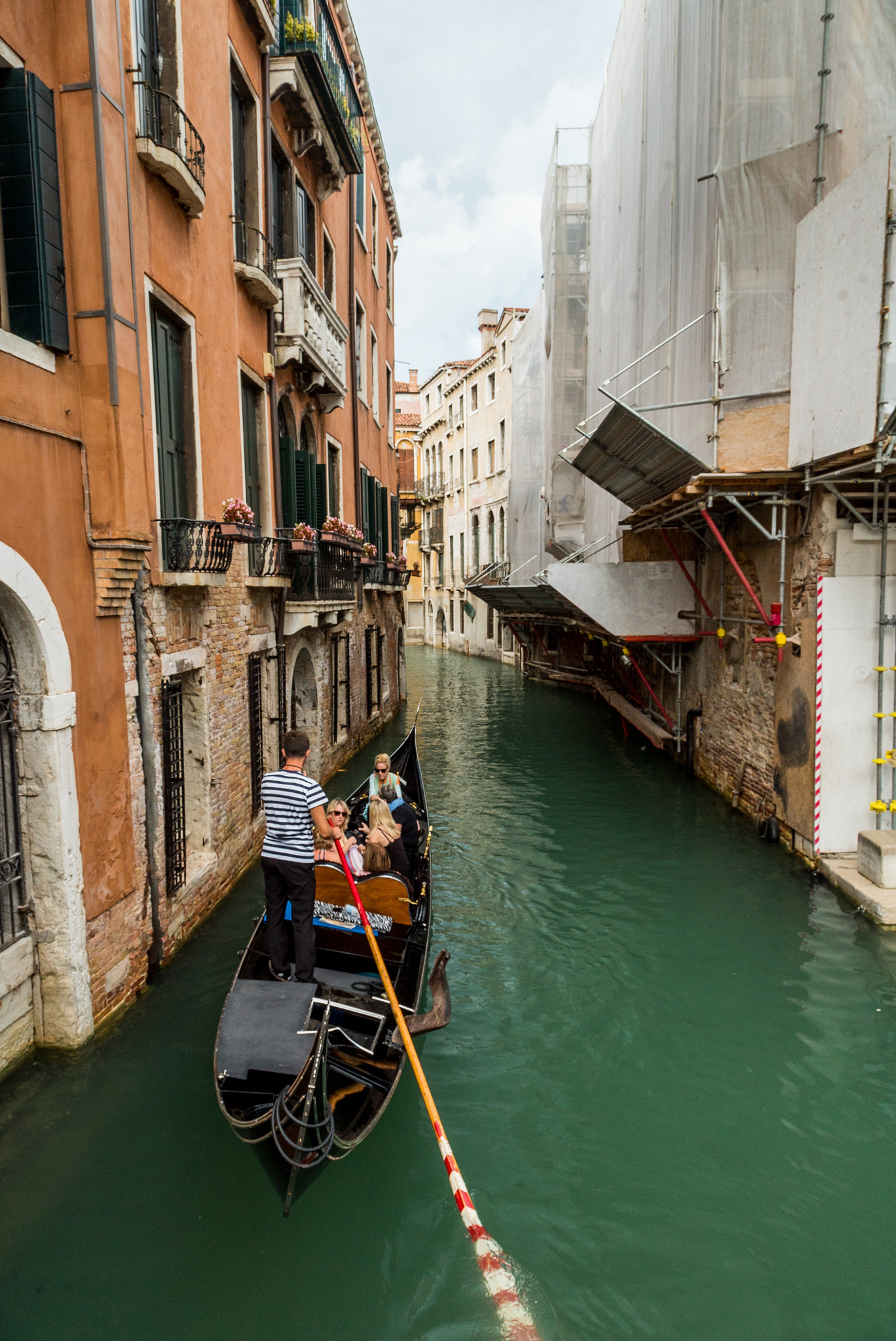 24-105mm F4 G SSM OSS sample photo. Narrow streets in venice photography