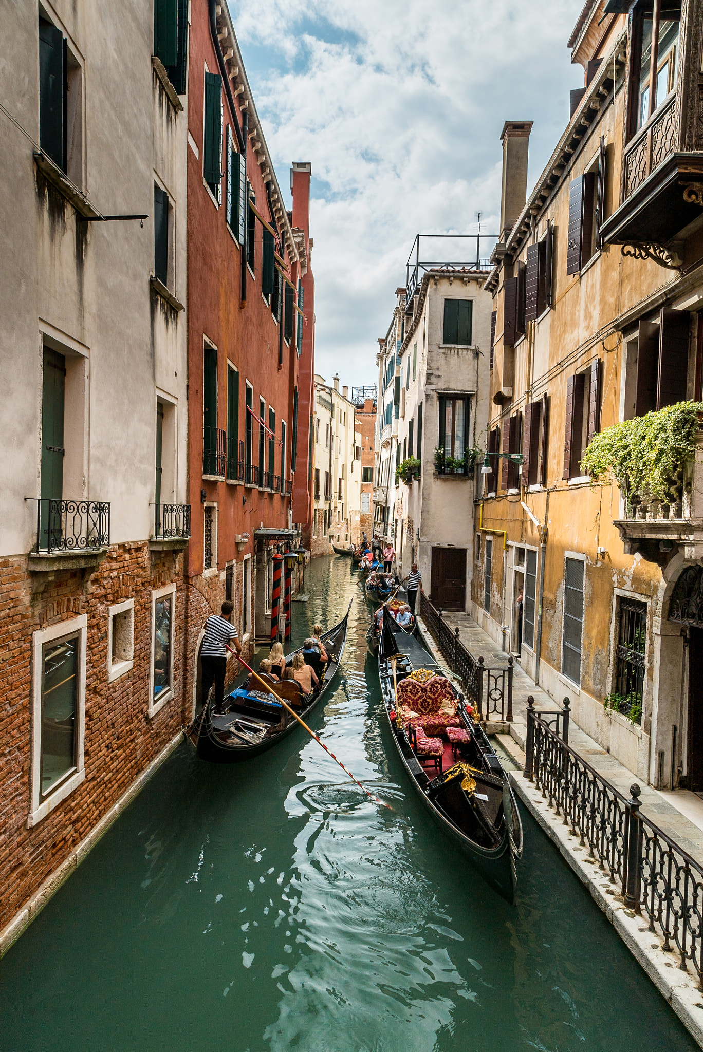 24-105mm F4 G SSM OSS sample photo. Gondola traffic in venice photography