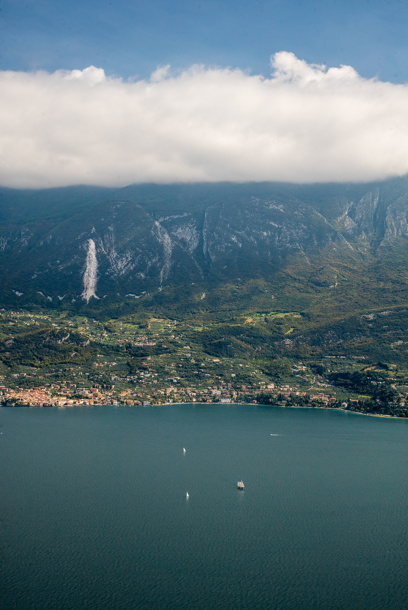 24-105mm F4 G SSM OSS sample photo. Ship and the mountain photography
