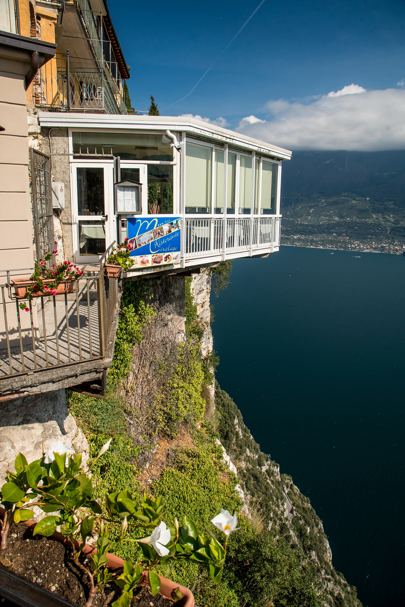 24-105mm F4 G SSM OSS sample photo. Restaurant over the cliff photography
