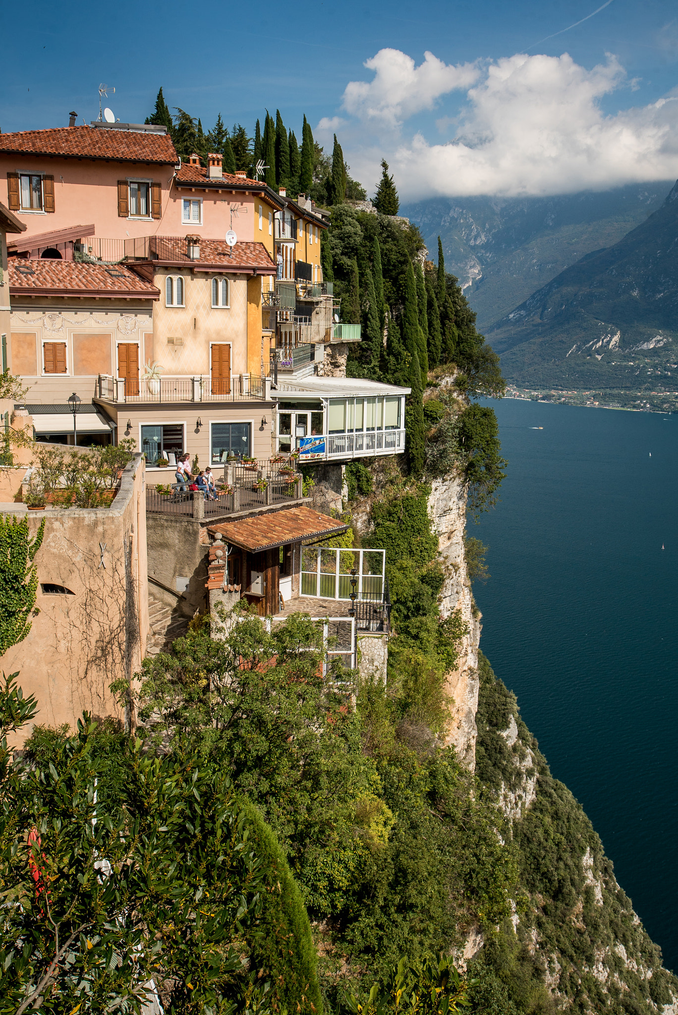 24-105mm F4 G SSM OSS sample photo. Hanging over the cliff photography