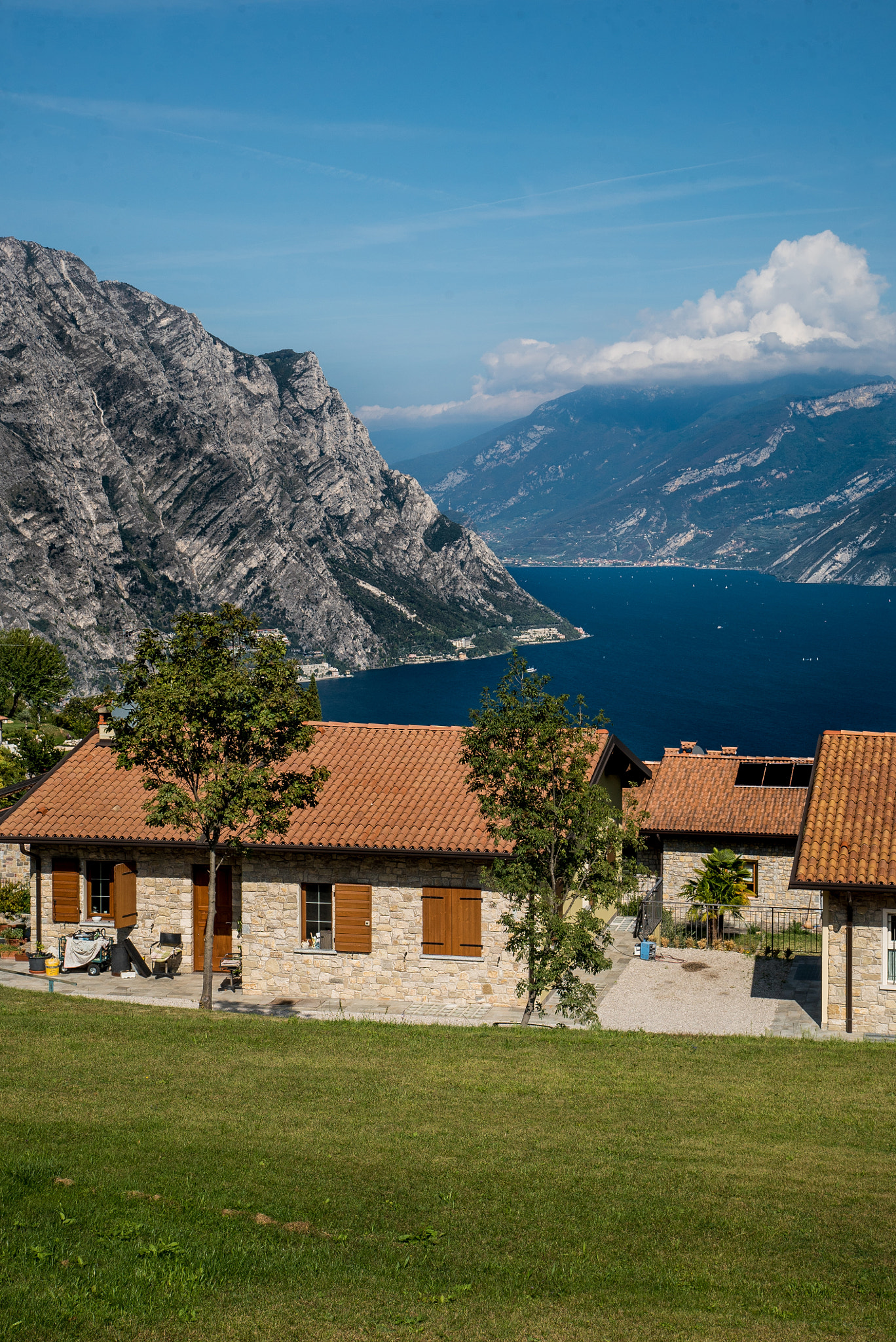 24-105mm F4 G SSM OSS sample photo. Lake garda house photography