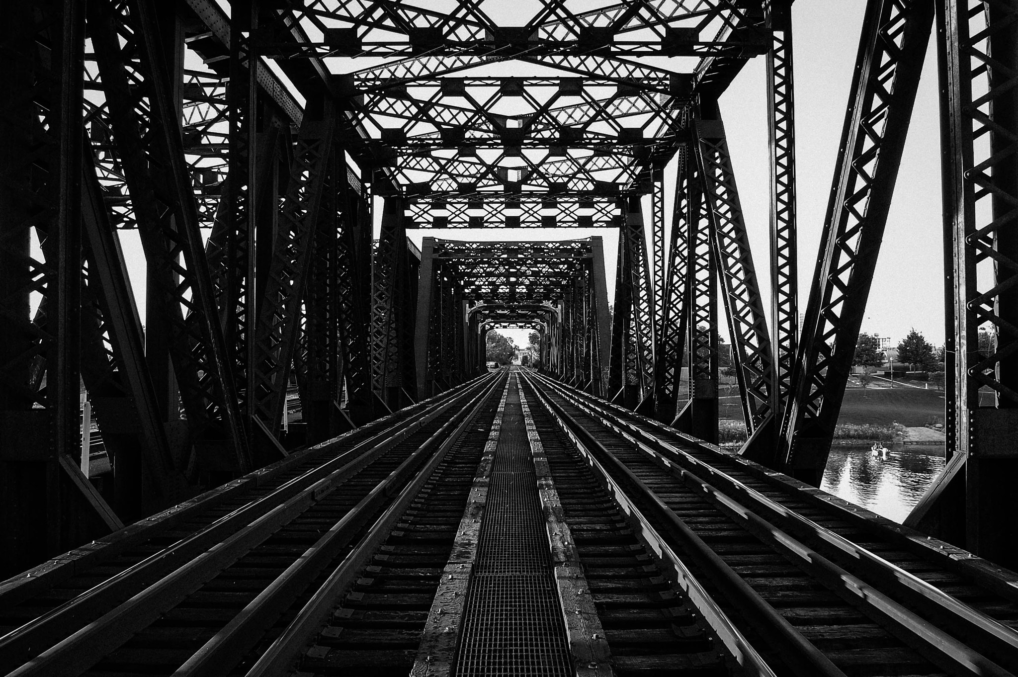 Nikon D40 sample photo. Tracks photography