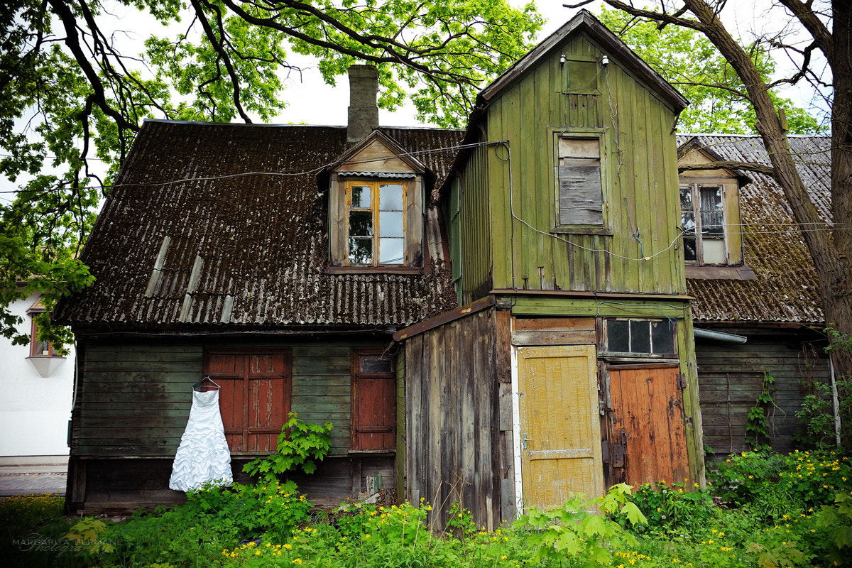 Nikon D700 sample photo. Wedding dress on an old house photography