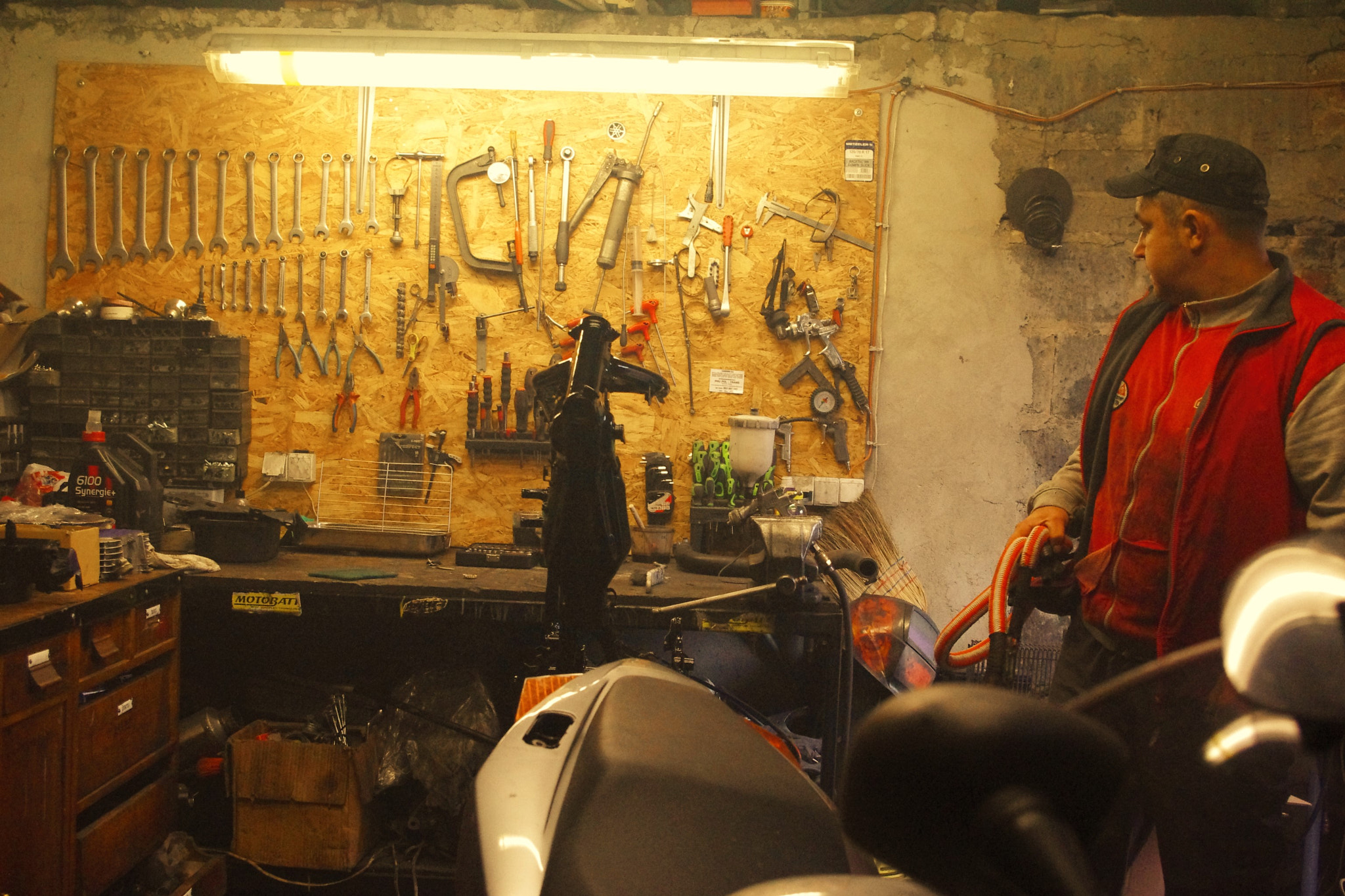 Pentax K-x sample photo. Men at work photography