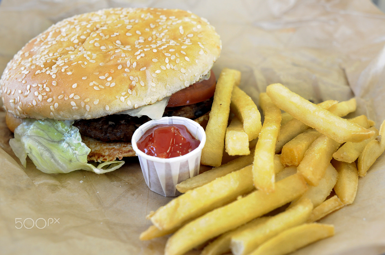 Nikon AF Nikkor 24-85mm F2.8-4D IF sample photo. Burger and fries photography