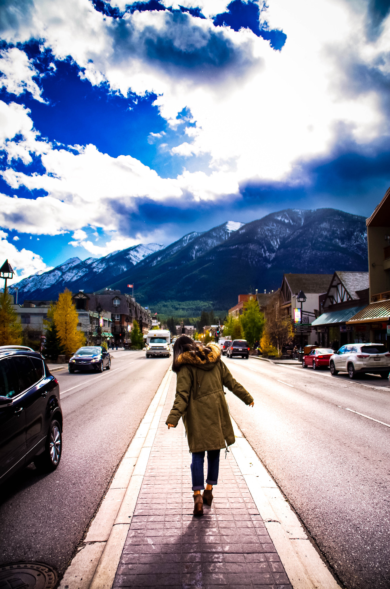 Tamron AF 18-200mm F3.5-6.3 XR Di II LD Aspherical (IF) Macro sample photo. Walking in the downtown banff photography