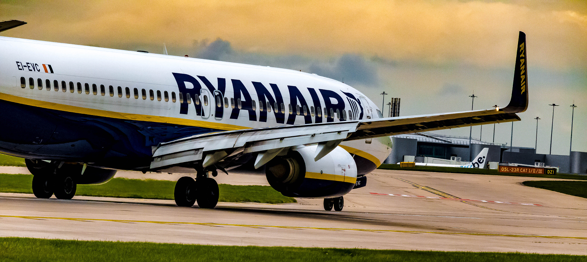 Canon EOS 6D + Sigma 150-500mm F5-6.3 DG OS HSM sample photo. Ryanair boeing 737 photography