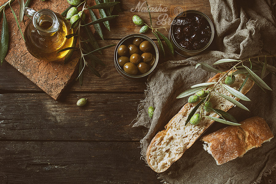 Canon EOS 700D (EOS Rebel T5i / EOS Kiss X7i) + Canon EF 70-200mm F4L IS USM sample photo. Olives with bread and oil photography