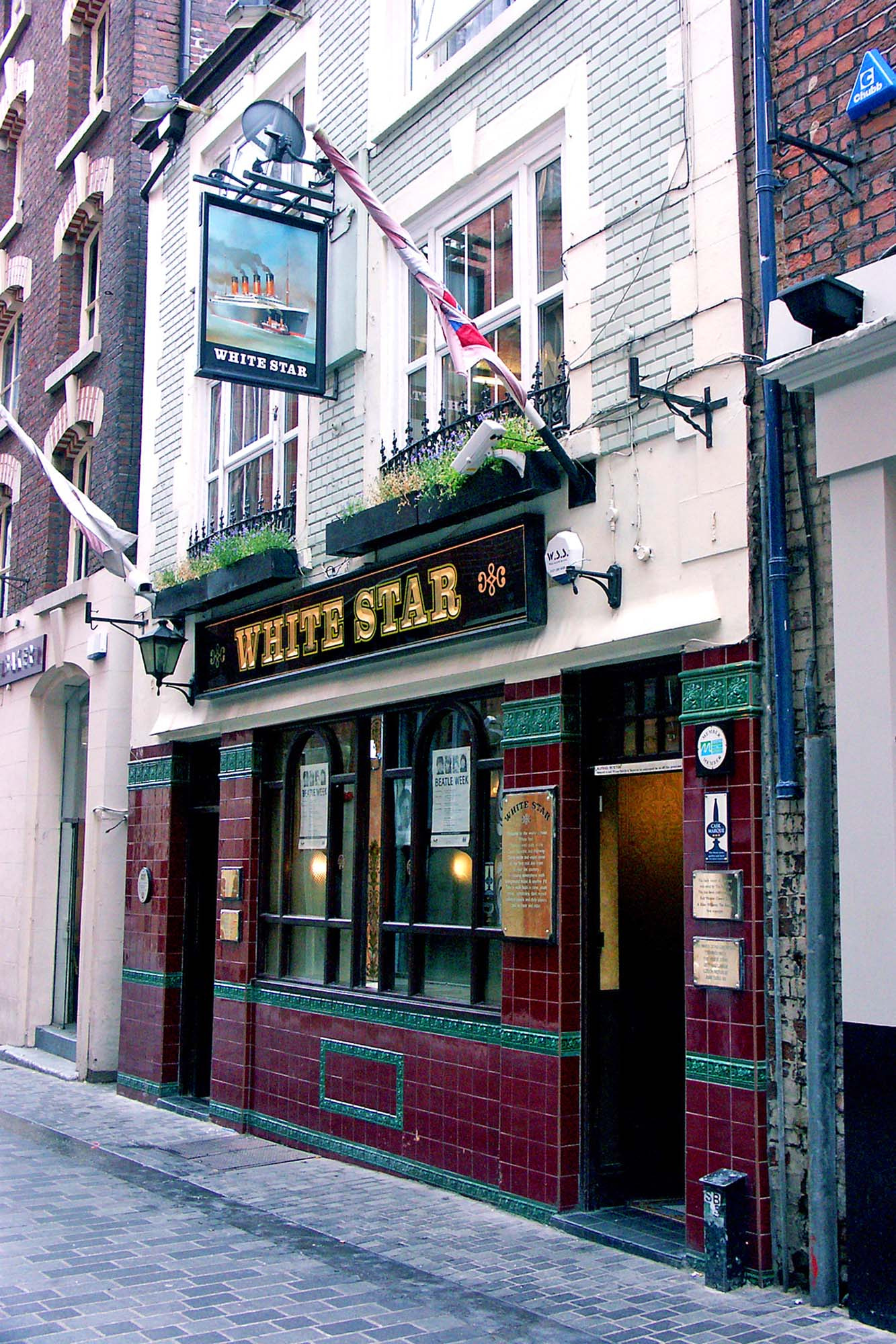 KONICA MINOLTA DiMAGE A1 sample photo. White star public house photography