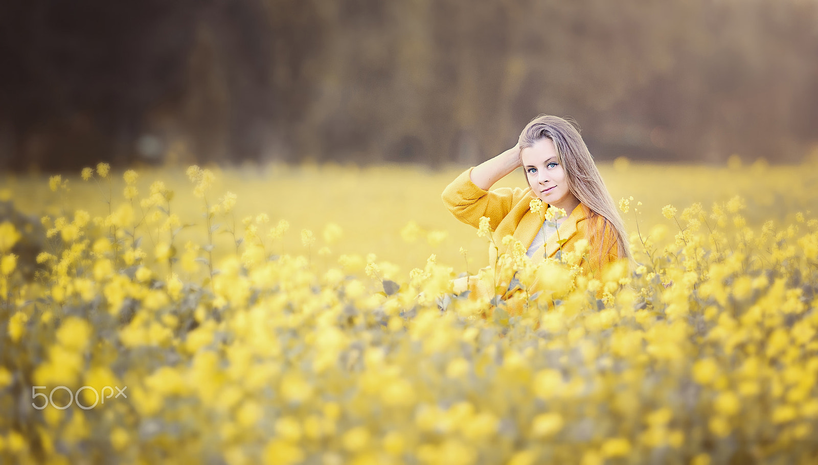 Sony Sonnar T* 135mm F1.8 ZA sample photo. Girl in a yellow jacket photography