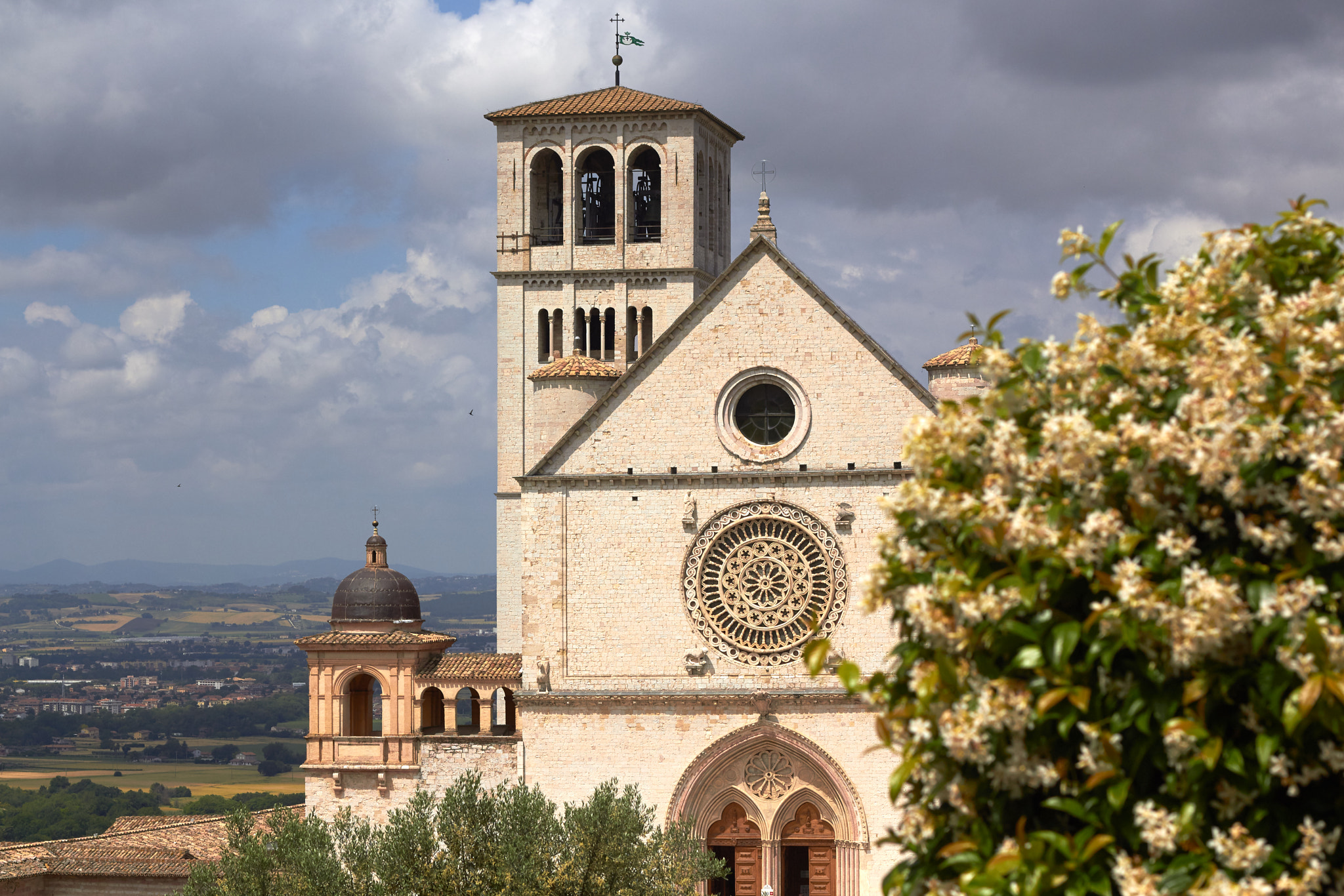 Canon EOS 700D (EOS Rebel T5i / EOS Kiss X7i) + Canon EF 50mm F1.8 II sample photo. Basilica di san francesco 2 photography