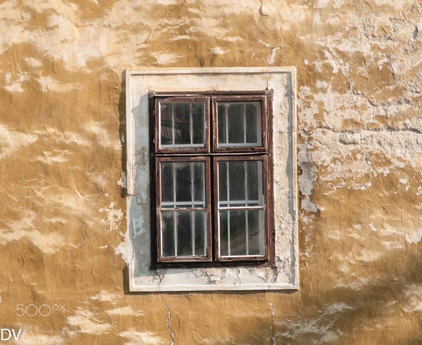 Sigma 17-70mm F2.8-4 DC Macro OS HSM sample photo. Old window photography
