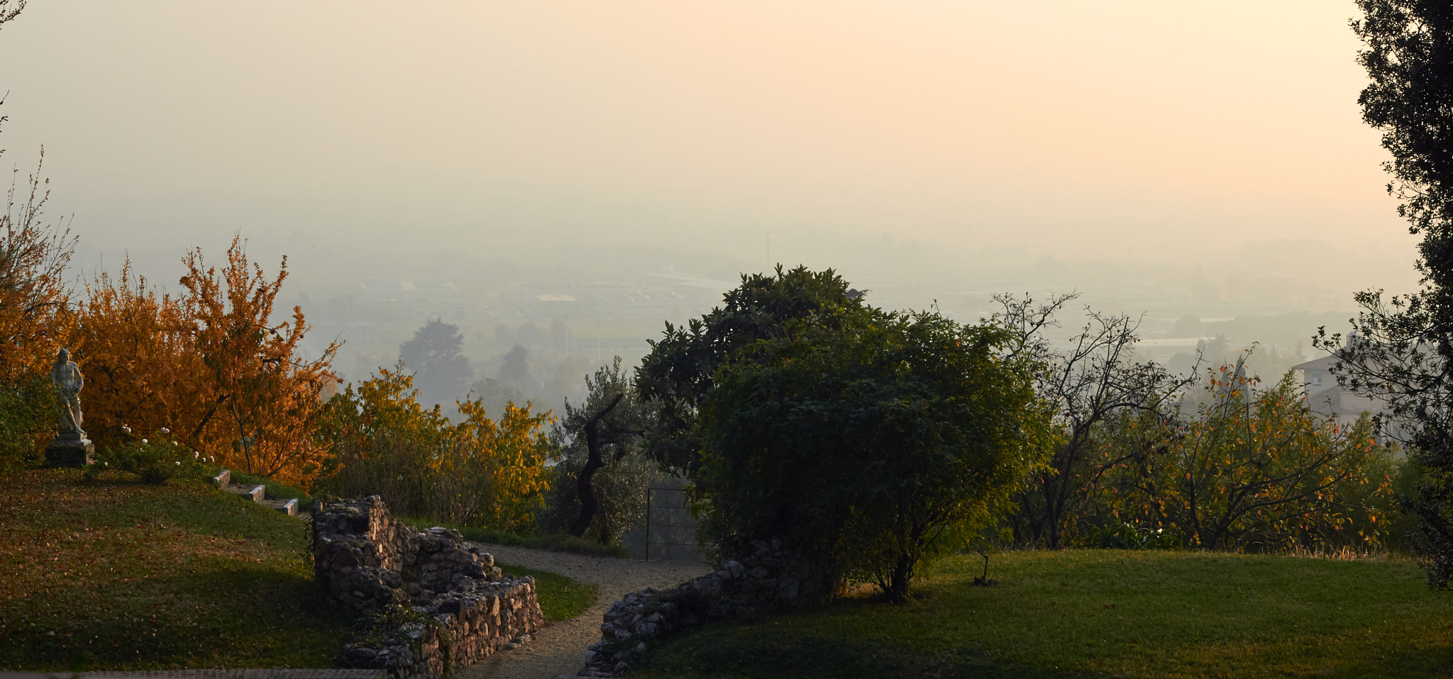 Canon EOS 700D (EOS Rebel T5i / EOS Kiss X7i) + Canon EF 50mm F1.8 II sample photo. In the mist of asolo photography