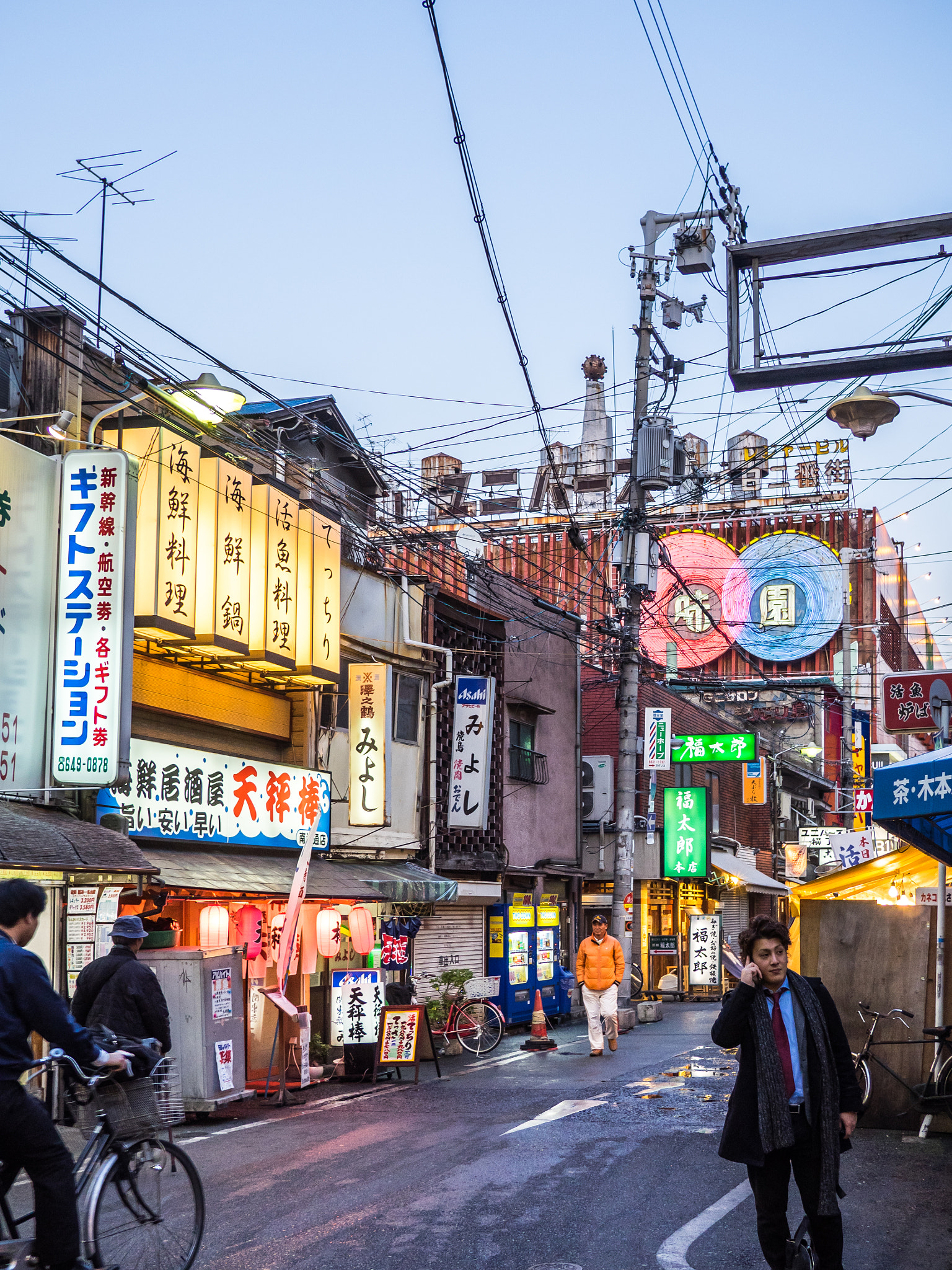 Olympus OM-D E-M1 + Panasonic Lumix G 20mm F1.7 ASPH sample photo. Osaka streets photography