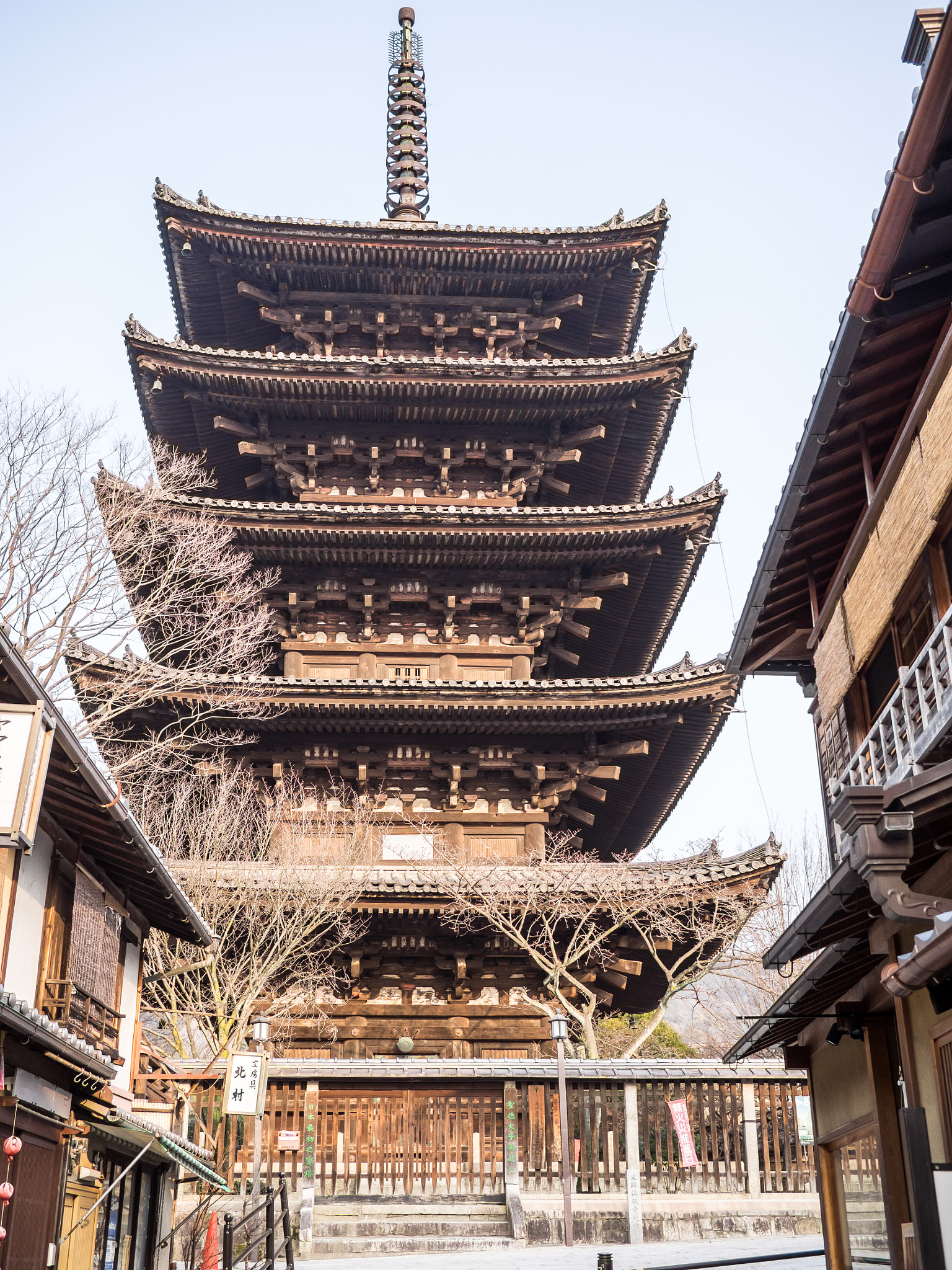 Olympus OM-D E-M1 + Panasonic Lumix G 20mm F1.7 ASPH sample photo. Sunset in yasaka no to pagoda photography