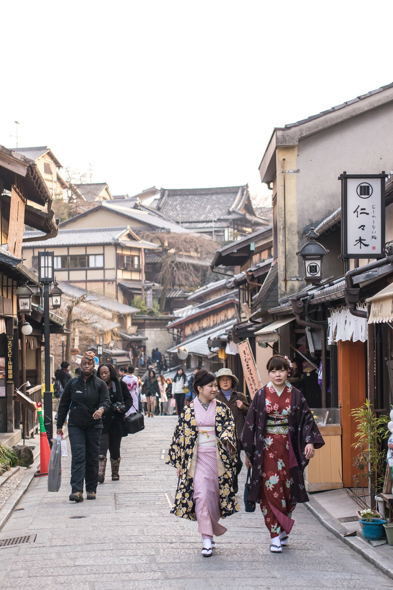 Panasonic Lumix DMC-G5 + Olympus M.Zuiko Digital 45mm F1.8 sample photo. Geishas of kyoto photography