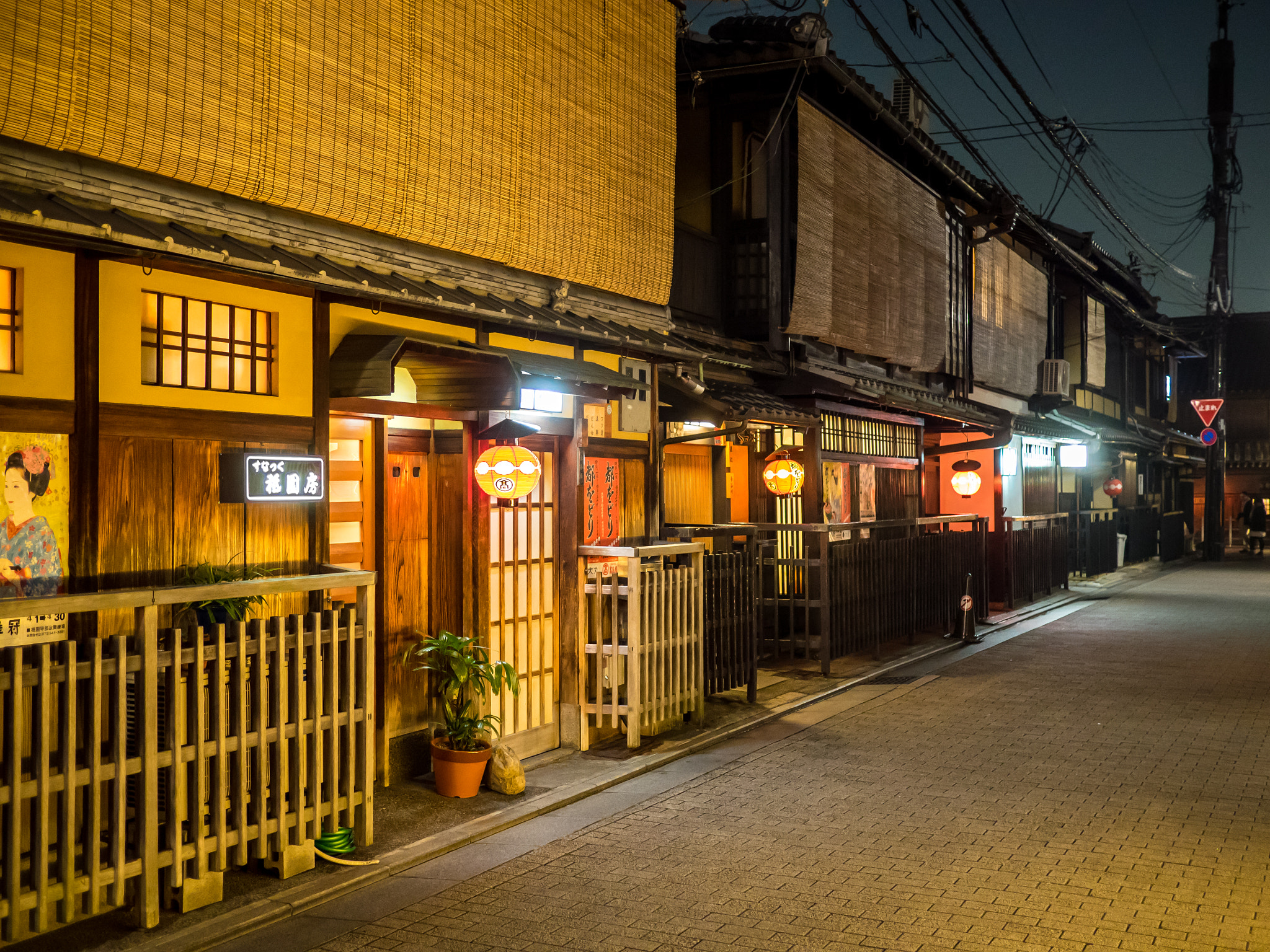 Olympus OM-D E-M1 + Panasonic Lumix G 20mm F1.7 ASPH sample photo. Restaurants in gion area photography
