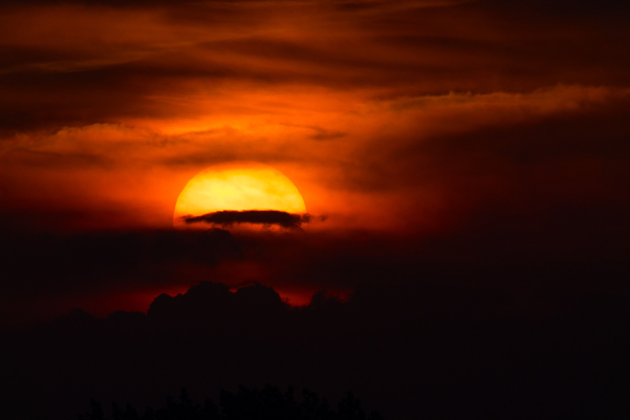 Panasonic Lumix DMC-GX8 + LEICA DG 100-400/F4.0-6.3 sample photo. Dramatic close-up of the sun just before it sets with black cloud infront maximise drama. photography