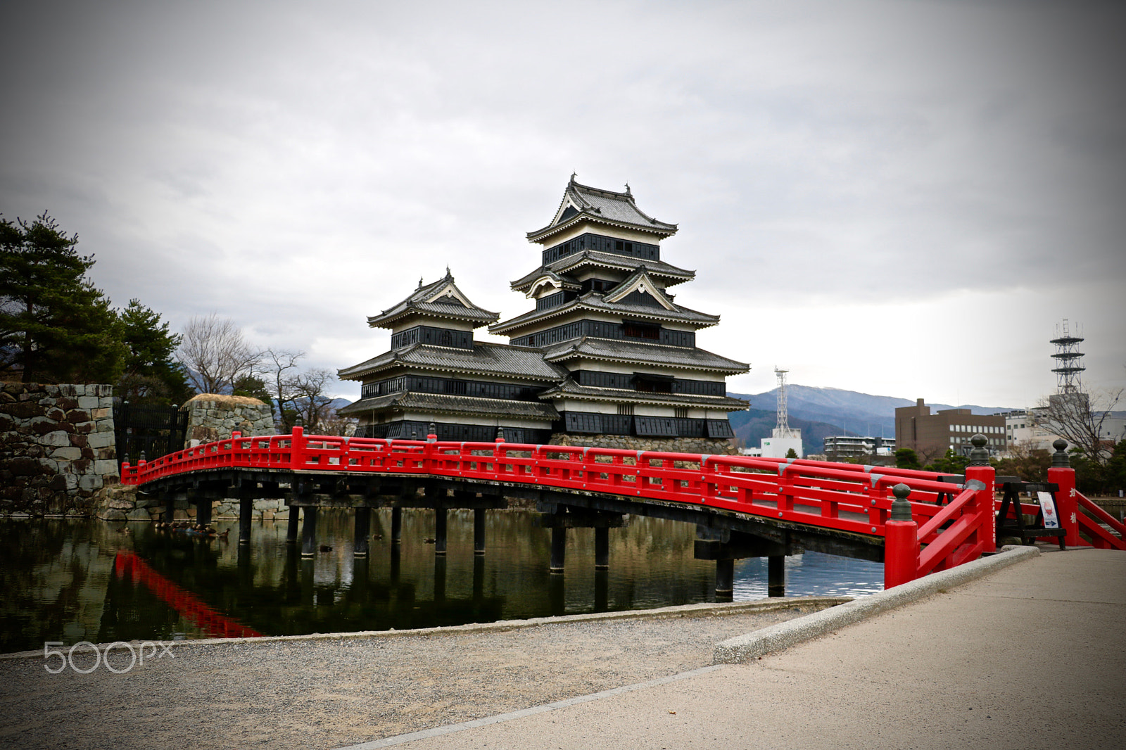 Canon EOS 760D (EOS Rebel T6s / EOS 8000D) + Canon EF-S 18-135mm F3.5-5.6 IS STM sample photo. Matsumoto castle, nagano, japan photography