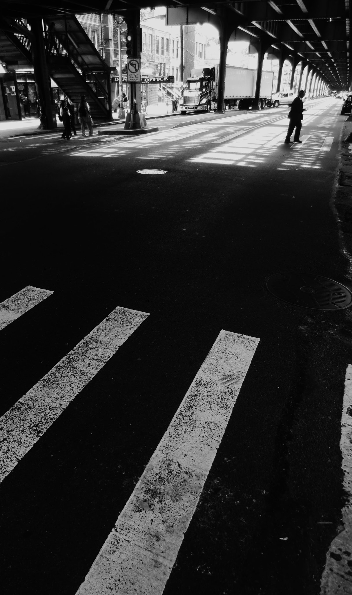 Canon PowerShot ELPH 300 HS (IXUS 220 HS / IXY 410F) sample photo. Under ave n and q train photography