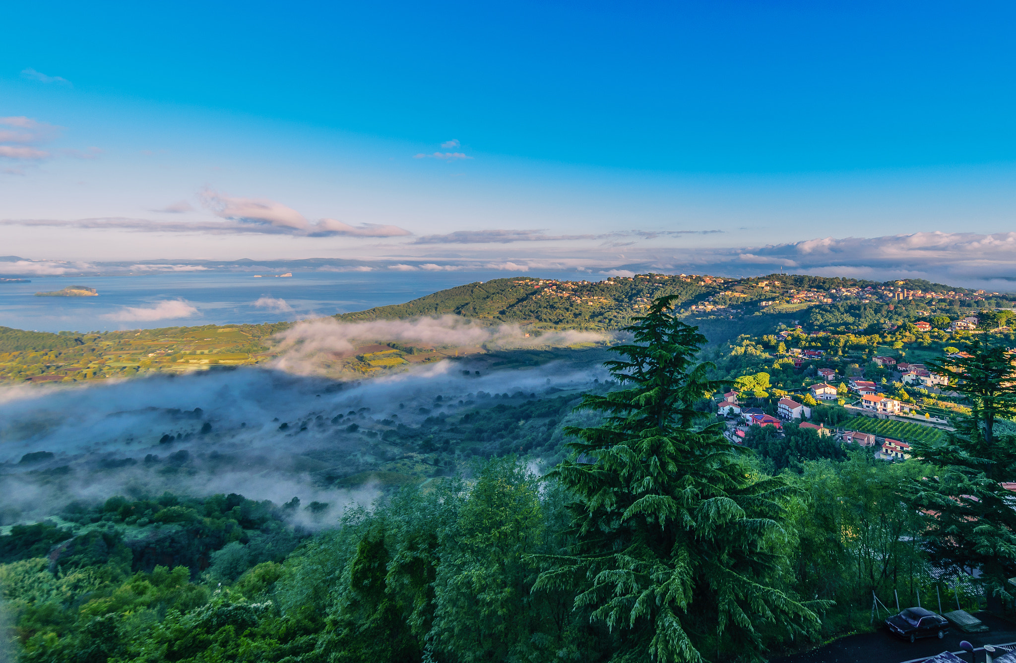 Samyang 14mm F2.8 ED AS IF UMC sample photo. Fog on bolsena lake photography