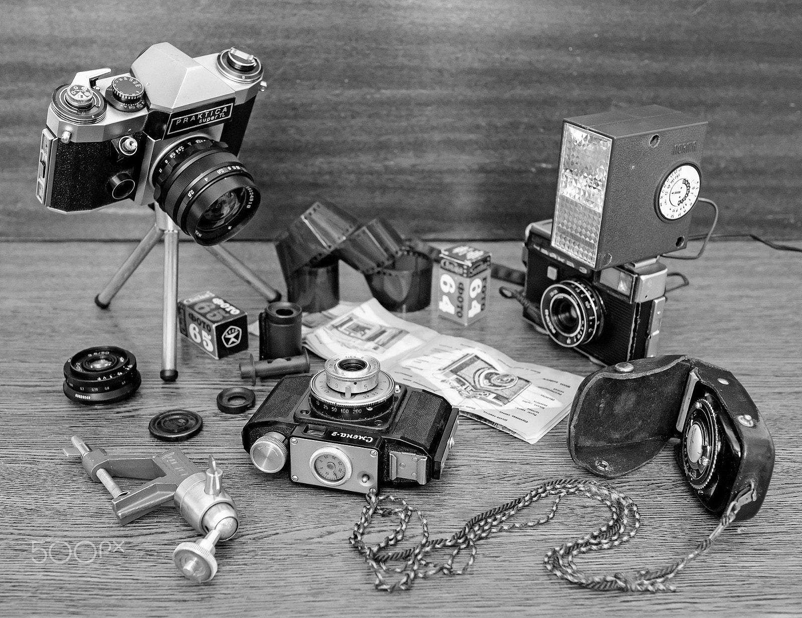 Fujifilm X-E2 + Fujifilm XF 23mm F1.4 R sample photo. Old photo cameras and films photography