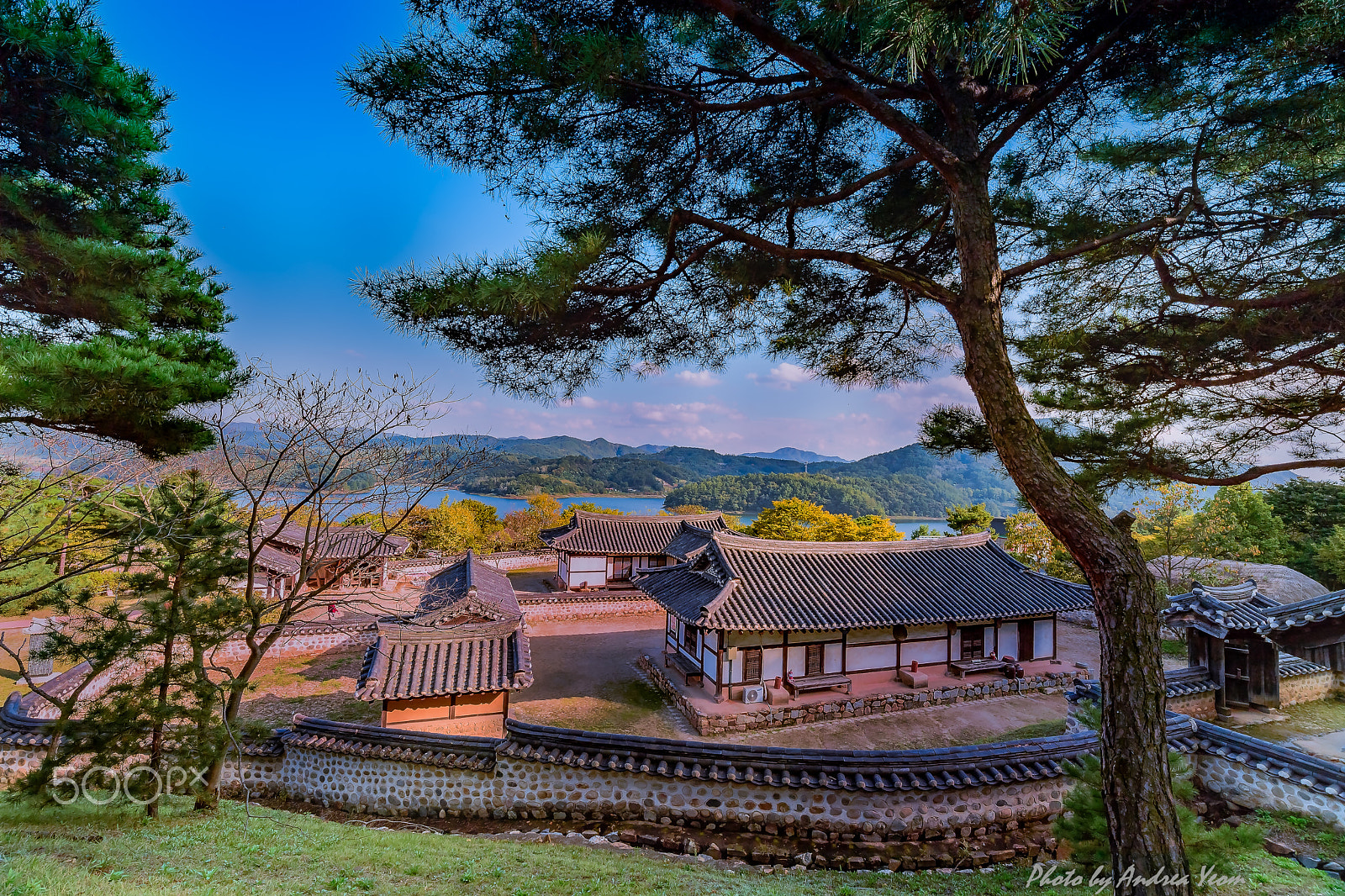 ZEISS Distagon T* 15mm F2.8 sample photo. Korea traditional house near a big dam photography