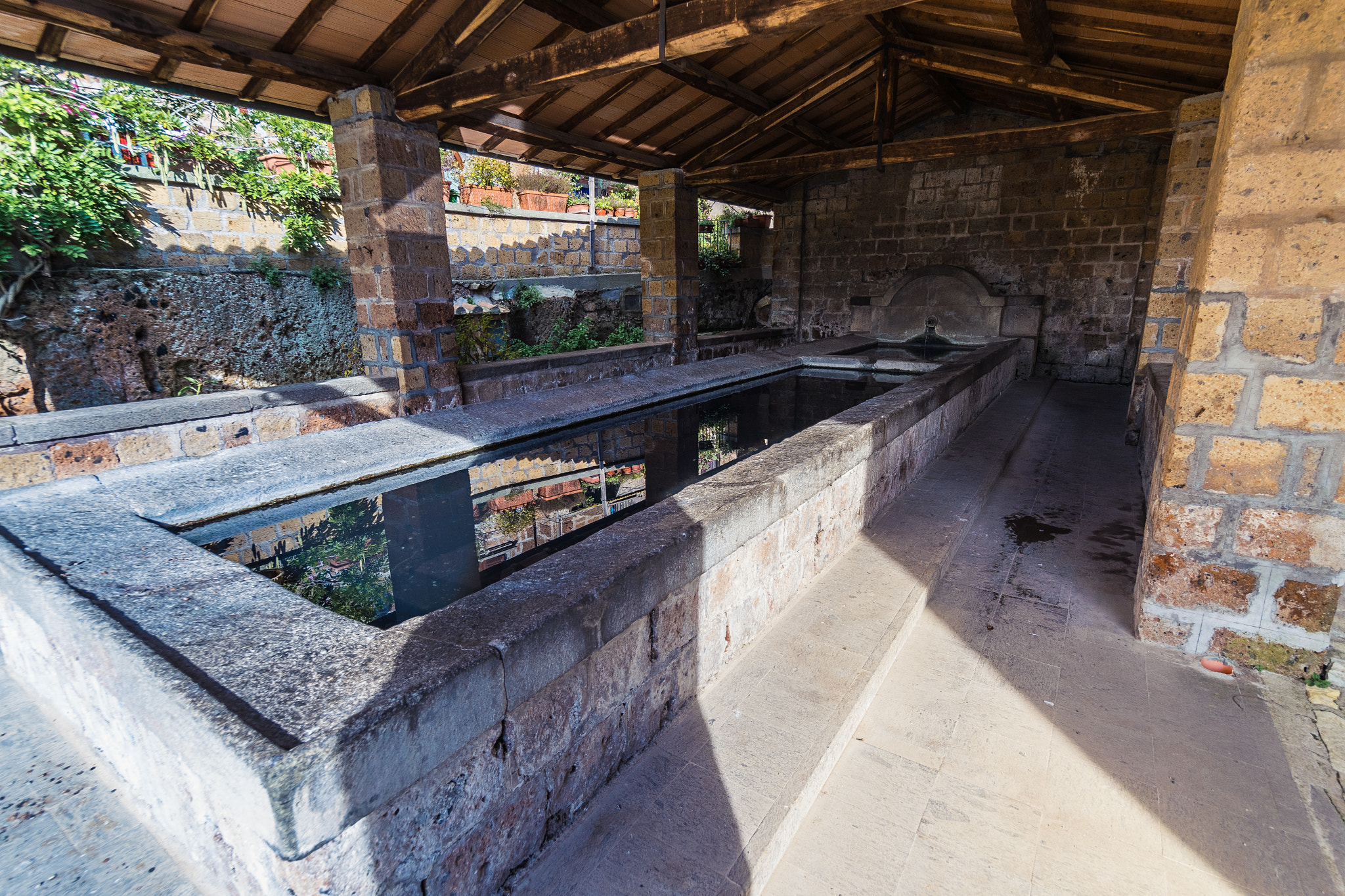 Samyang 14mm F2.8 ED AS IF UMC sample photo. Ancient laundry @barbarano romano photography