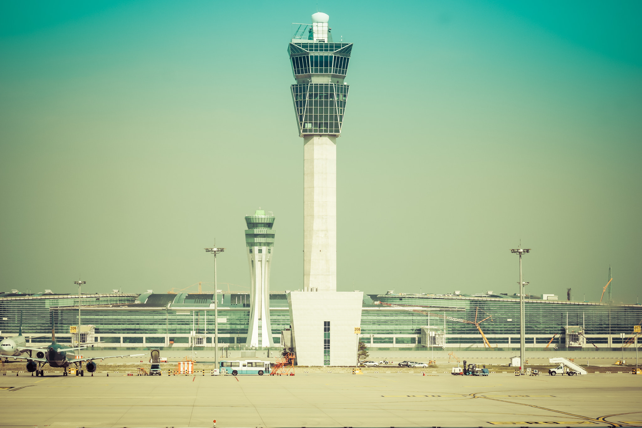 Canon EOS 750D (EOS Rebel T6i / EOS Kiss X8i) + EF75-300mm f/4-5.6 sample photo. Incheon airport tower photography