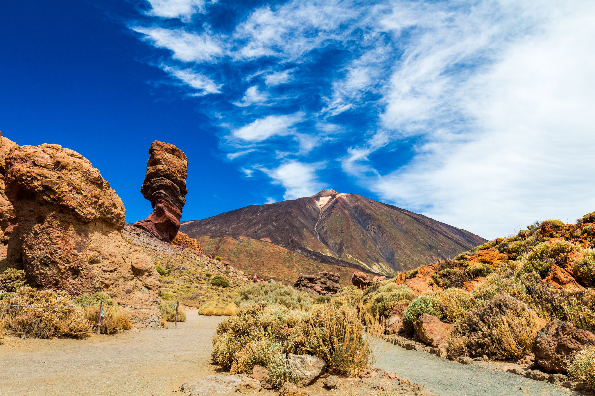 Canon EOS 700D (EOS Rebel T5i / EOS Kiss X7i) + Canon EF 16-35mm F4L IS USM sample photo. Roque cinchado unique rock formation with famous pico del teide photography