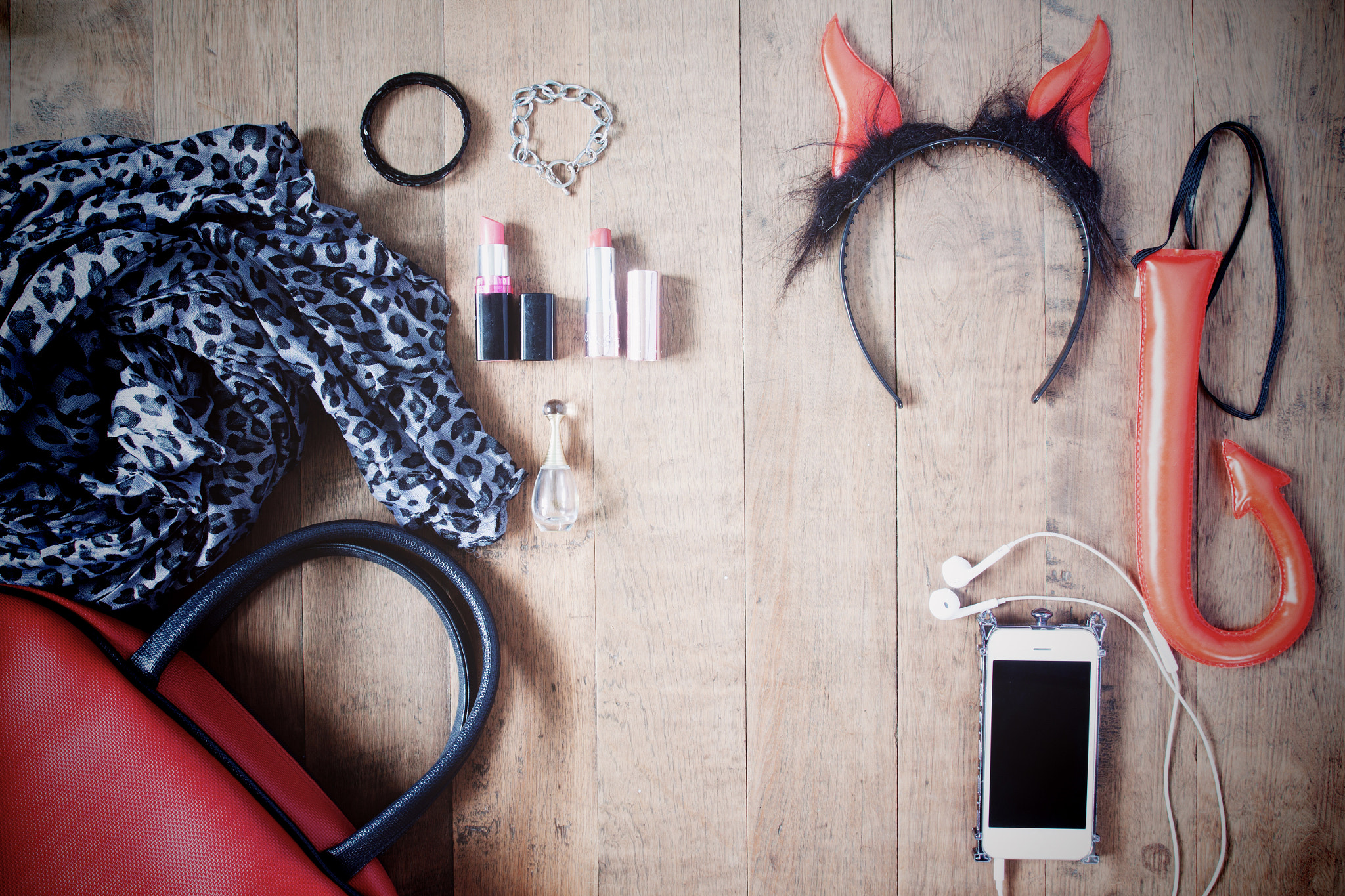 Canon EOS 500D (EOS Rebel T1i / EOS Kiss X3) sample photo. Flat lay photography with halloween accessories, cosmetics, esse photography