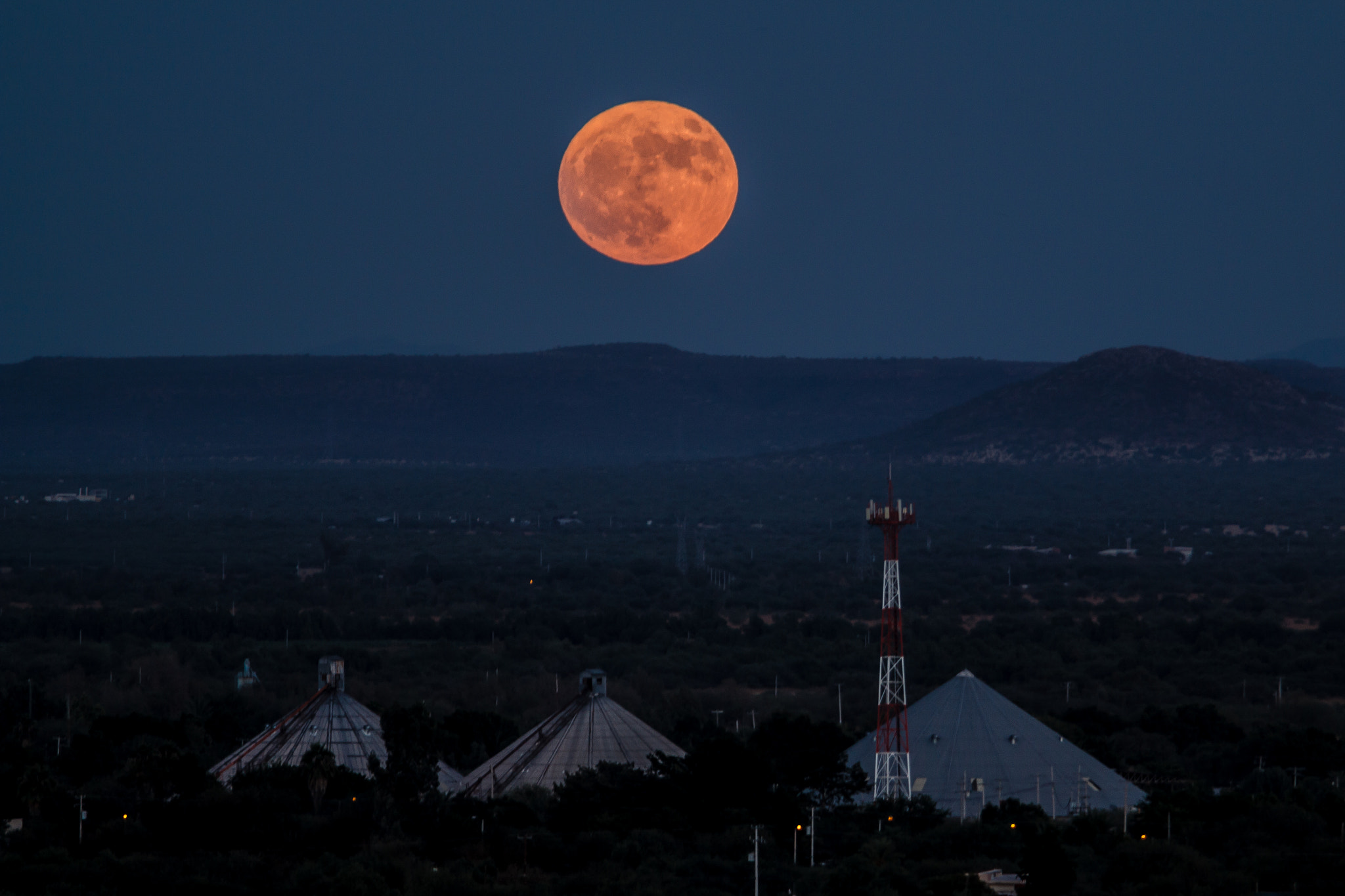 Canon EOS 60D + Canon EF 70-200mm F4L USM sample photo. Beautiful october moon photography