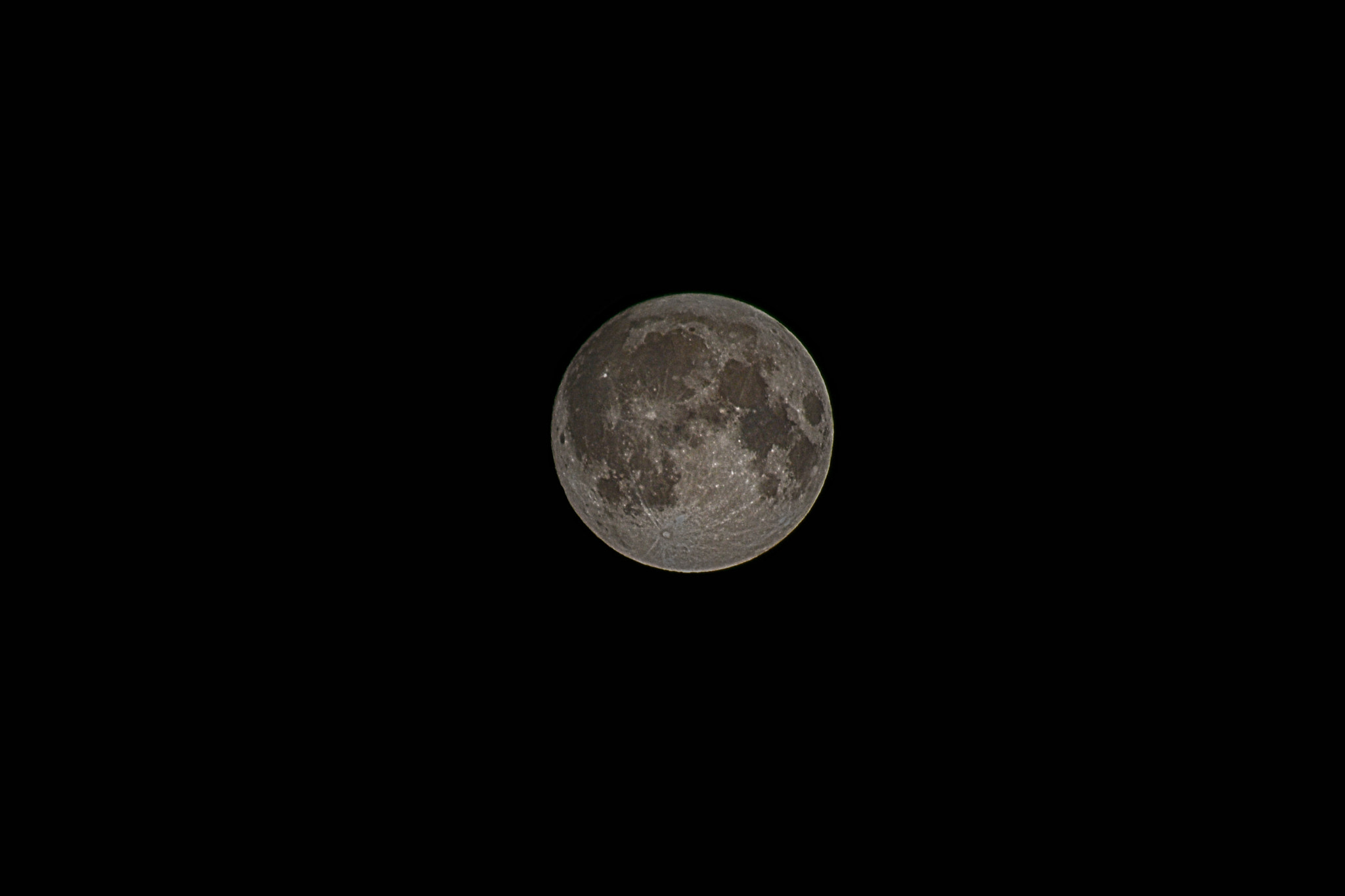Nikon D5200 + Nikon AF Nikkor 14mm F2.8D ED sample photo. My first moon shooting photography