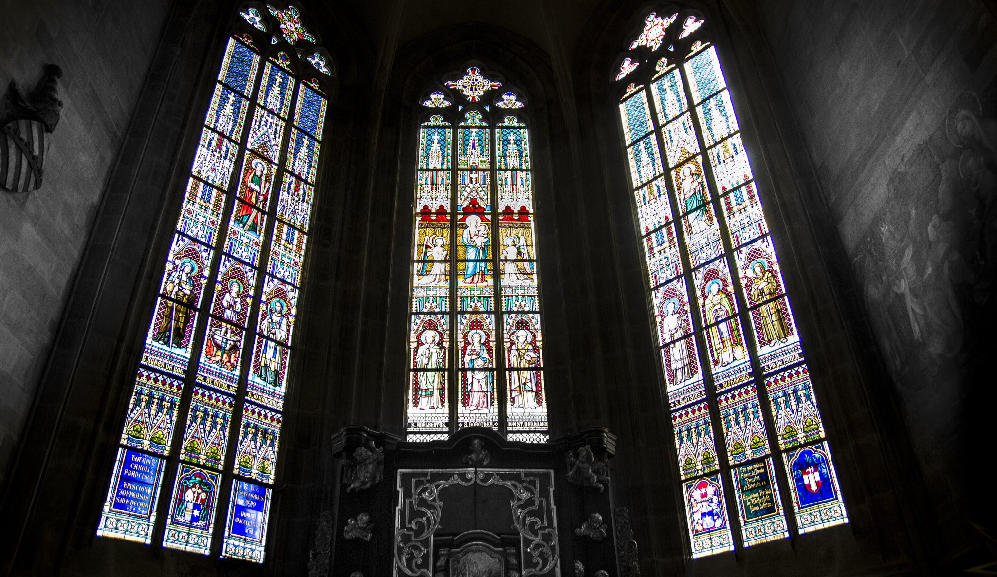 Tamron SP AF 17-50mm F2.8 XR Di II LD Aspherical (IF) sample photo. Catedral st vito vitrales photography