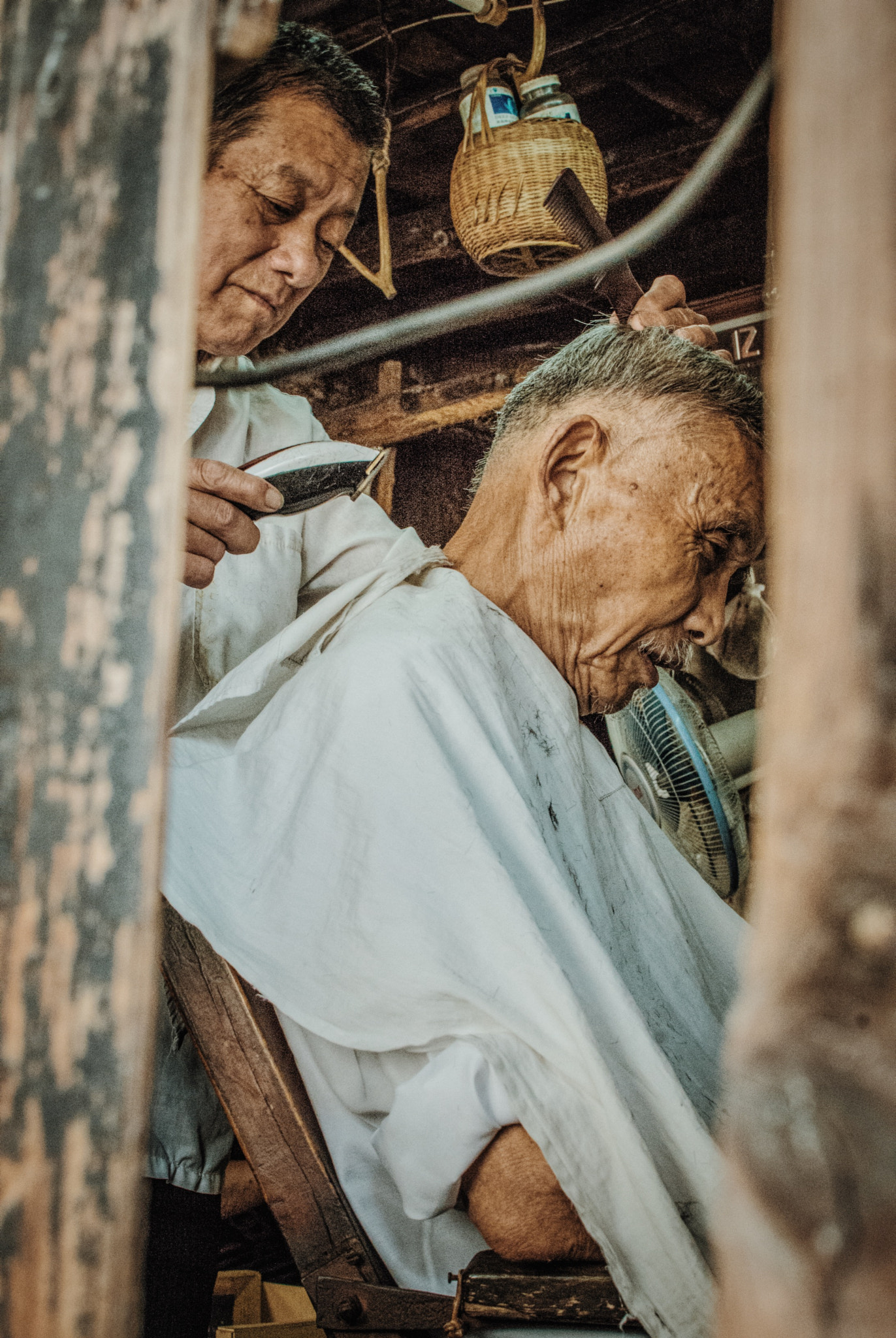 Nikon D800 + Nikon AF-S DX Nikkor 35mm F1.8G sample photo. Barber photography