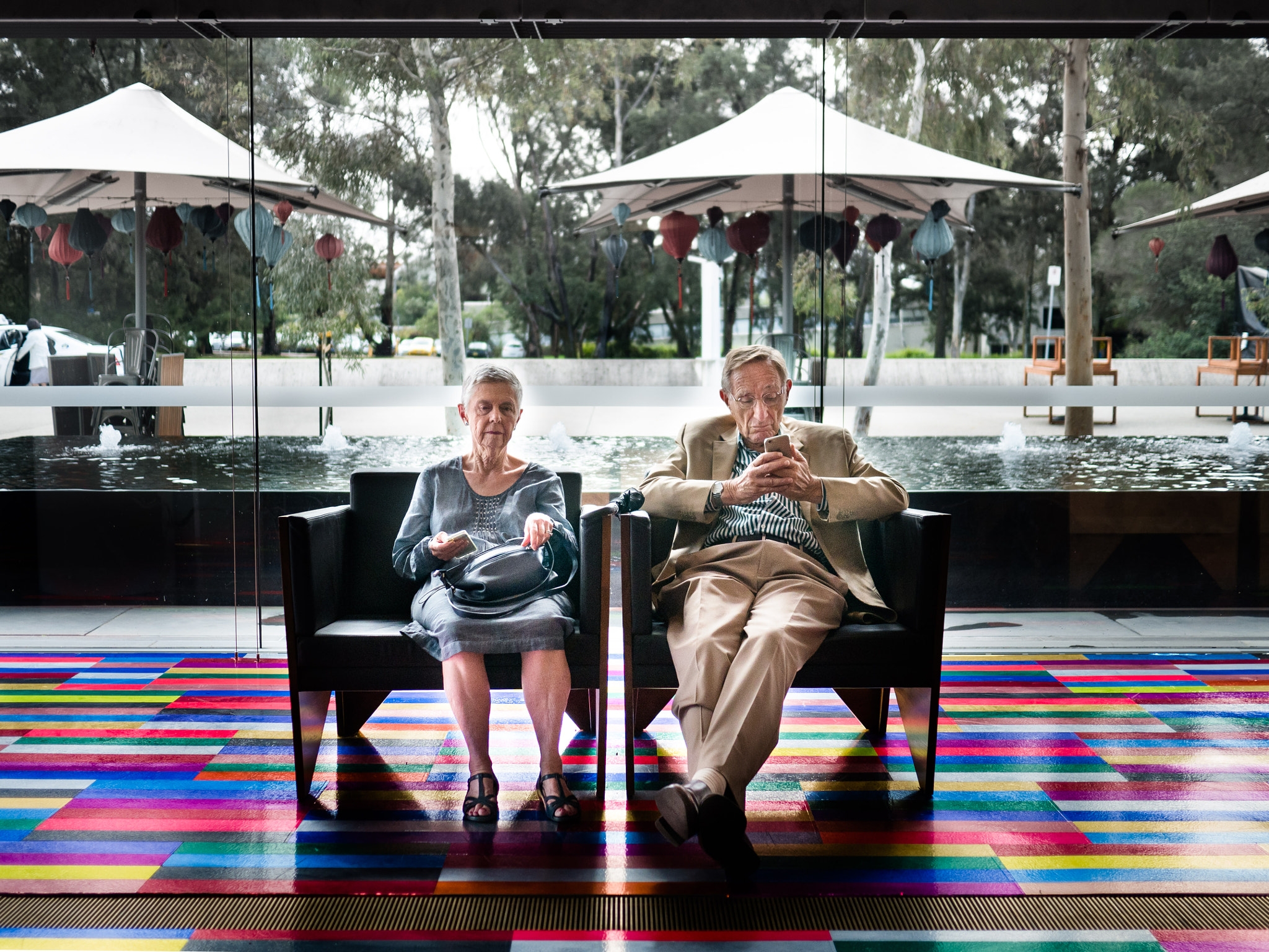 Panasonic Lumix DMC-GX7 + Panasonic Lumix G 20mm F1.7 ASPH sample photo. Couple at the gallery photography