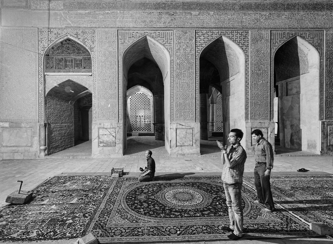 Canon EF 11-24mm F4L USM sample photo. Men pray at jameh mosque of isfahan photography