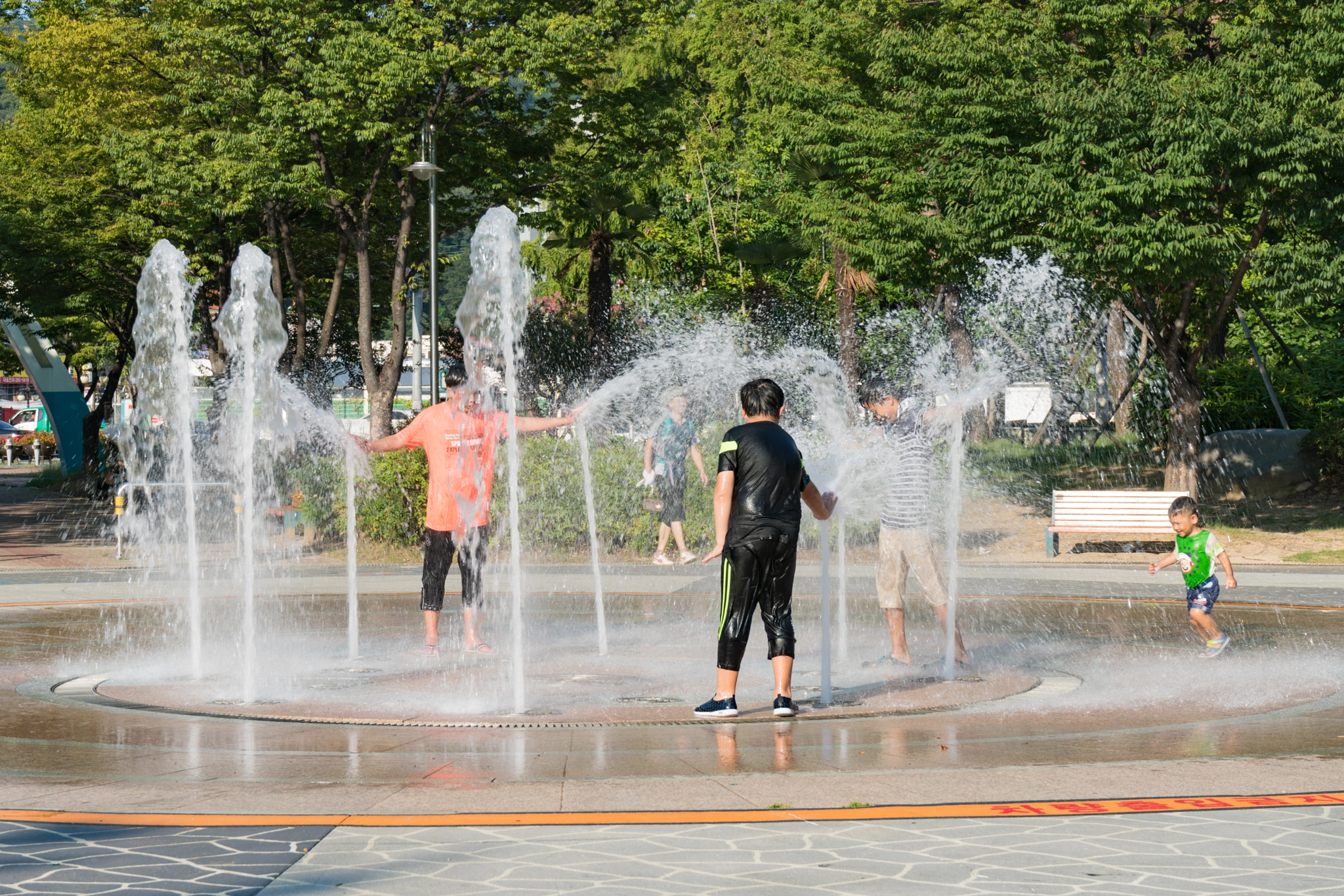 Sony a7R II + Sony FE 28-70mm F3.5-5.6 OSS sample photo. Kids having fun on water fountain photography