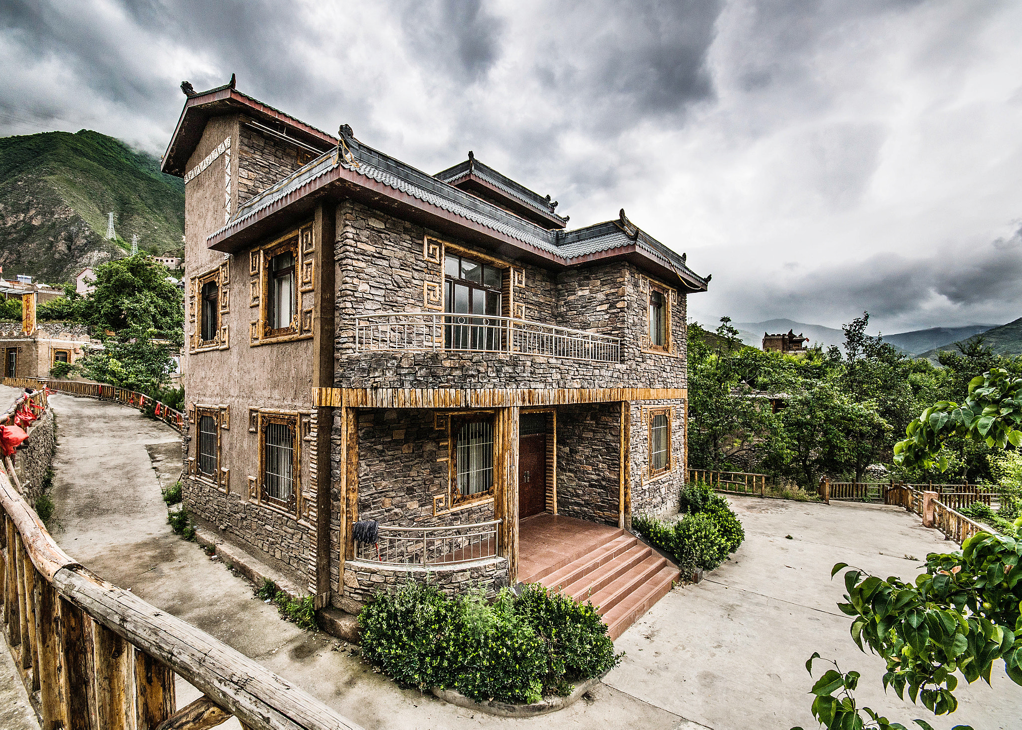 Sigma 10-20mm F4-5.6 EX DC HSM sample photo. 四川，羌族自治州的一个被开发为旅游景点的山寨。这栋建筑是一座典型的羌碉，房顶上的几个角象征着他们的图腾--羊。在这里，阴雨天气似乎为常态，厚重的云层投射出柔和的光线，很好的保留了这栋建筑的暗部细节。 photography