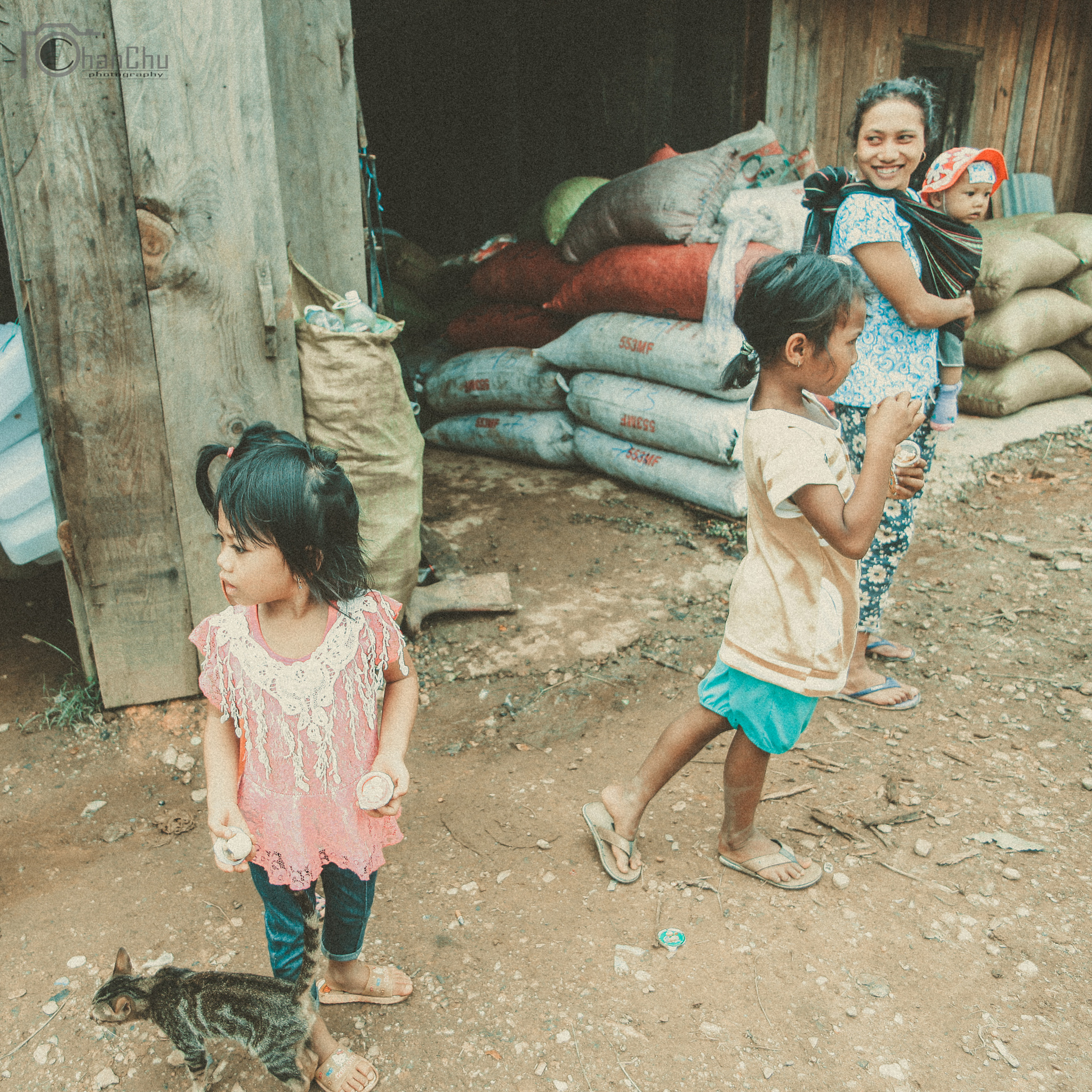 Canon EF 20-35mm F3.5-4.5 USM sample photo. People viet nam photography