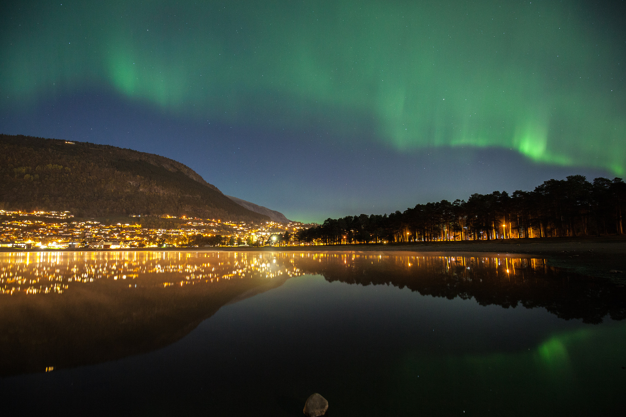 Canon EOS 5D Mark II + Canon EF 16-35mm F4L IS USM sample photo. Aurora over vangsvatnet photography