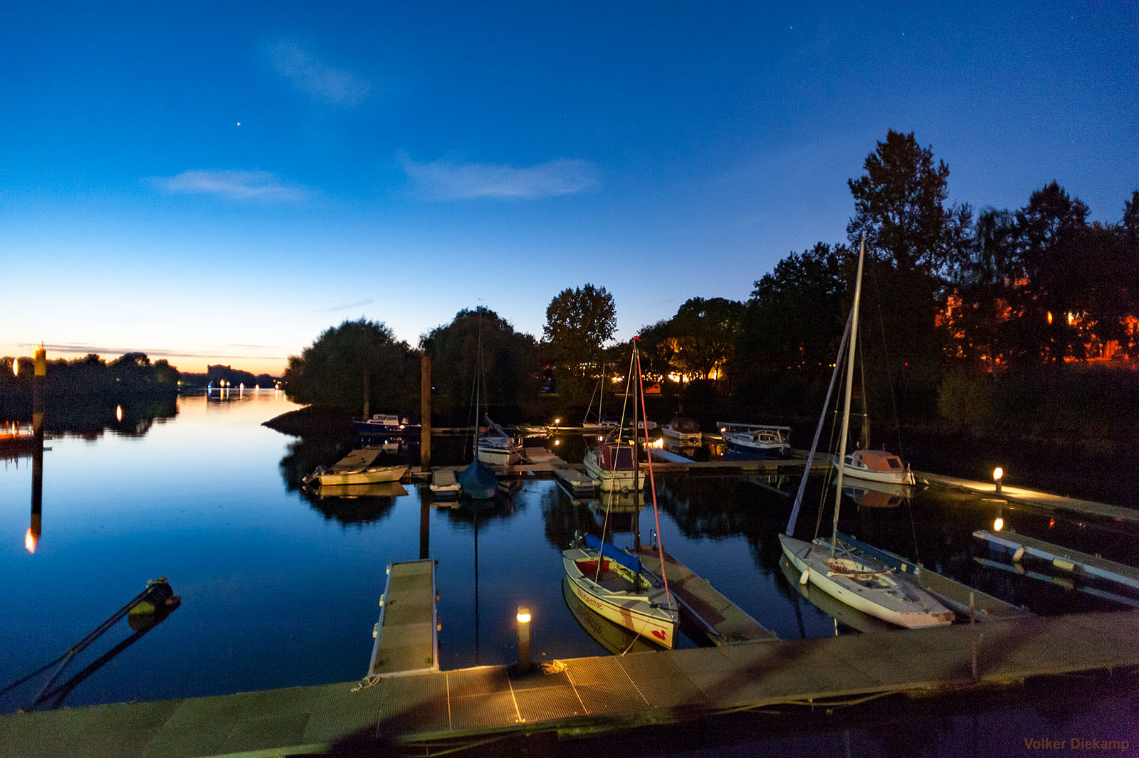 Nikon D3 + Nikon AF Nikkor 20mm F2.8D sample photo. Autumn nightfall photography