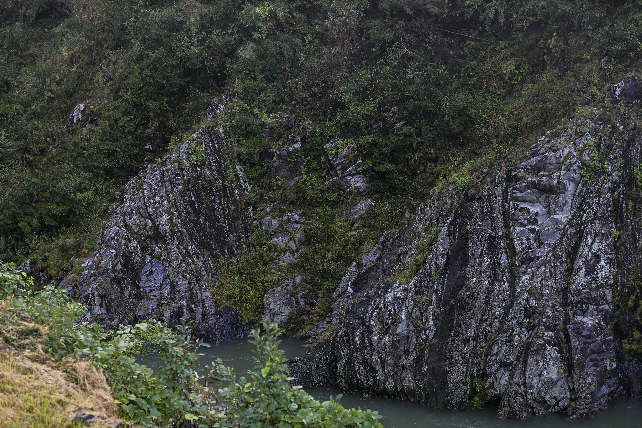 Canon EF 85mm F1.2L II USM sample photo. Rocks photography