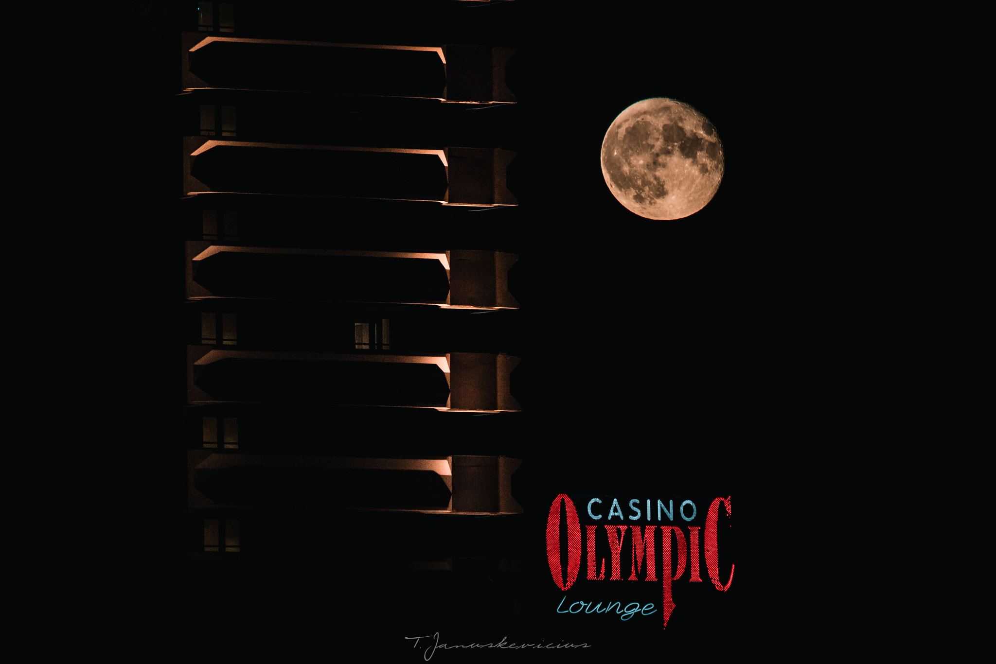 Canon EF 70-300mm F4-5.6 IS USM sample photo. Hunter's moon over sin city photography