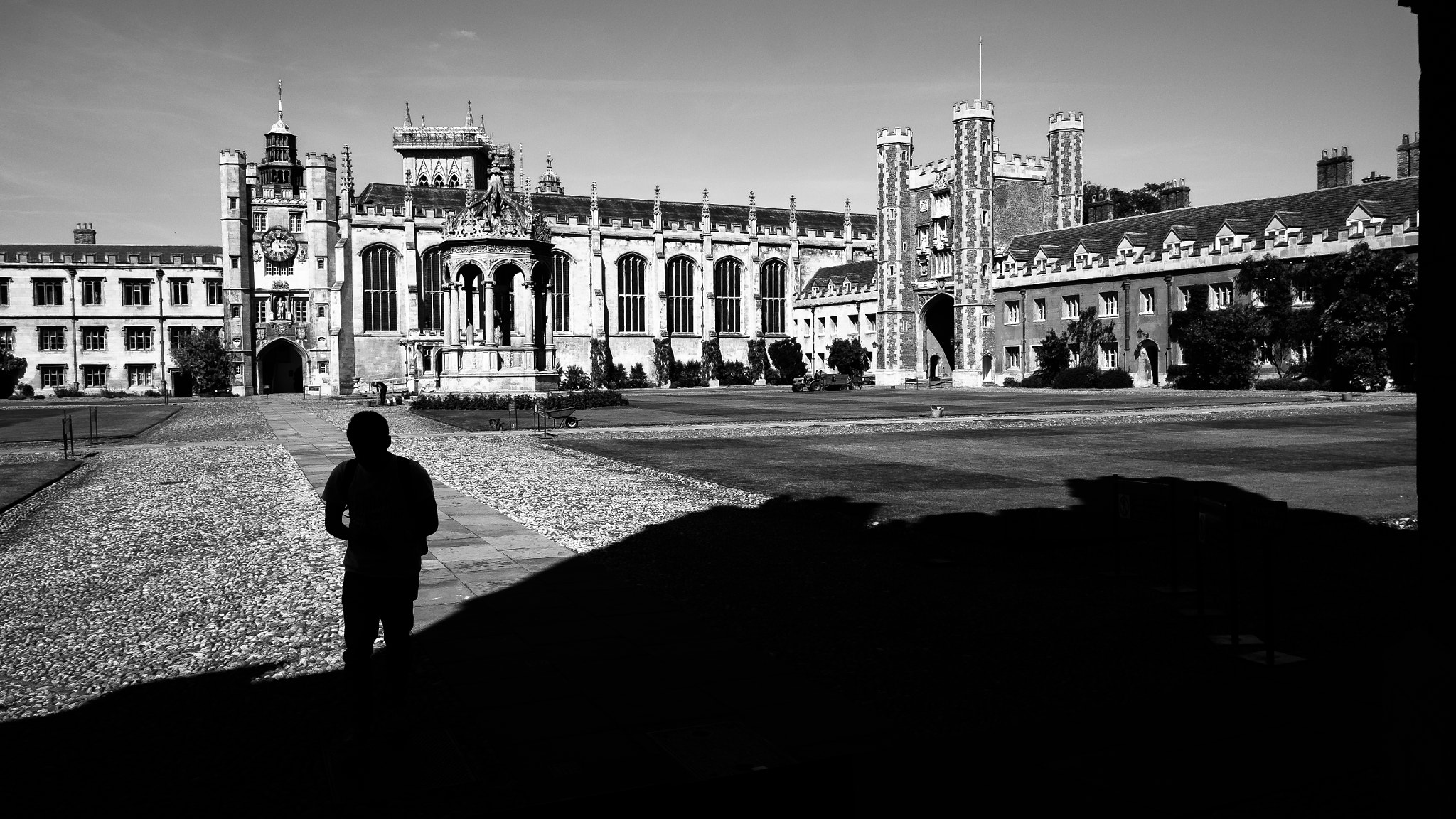 Fujifilm X-E2 + Fujifilm XF 18mm F2 R sample photo. Trinity college - cambridge, england - black and white street photography photography
