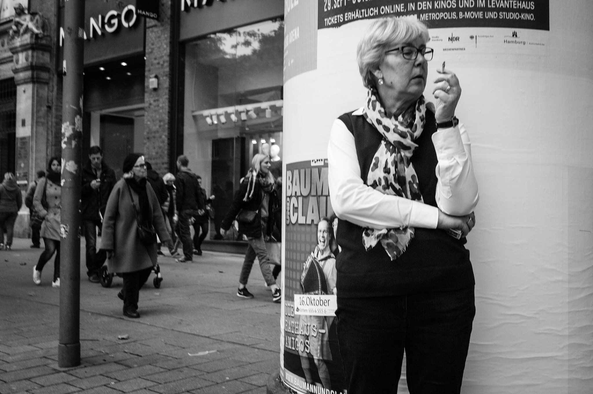 Leica Summarit-M 35mm F2.5 sample photo. Smoking break photography