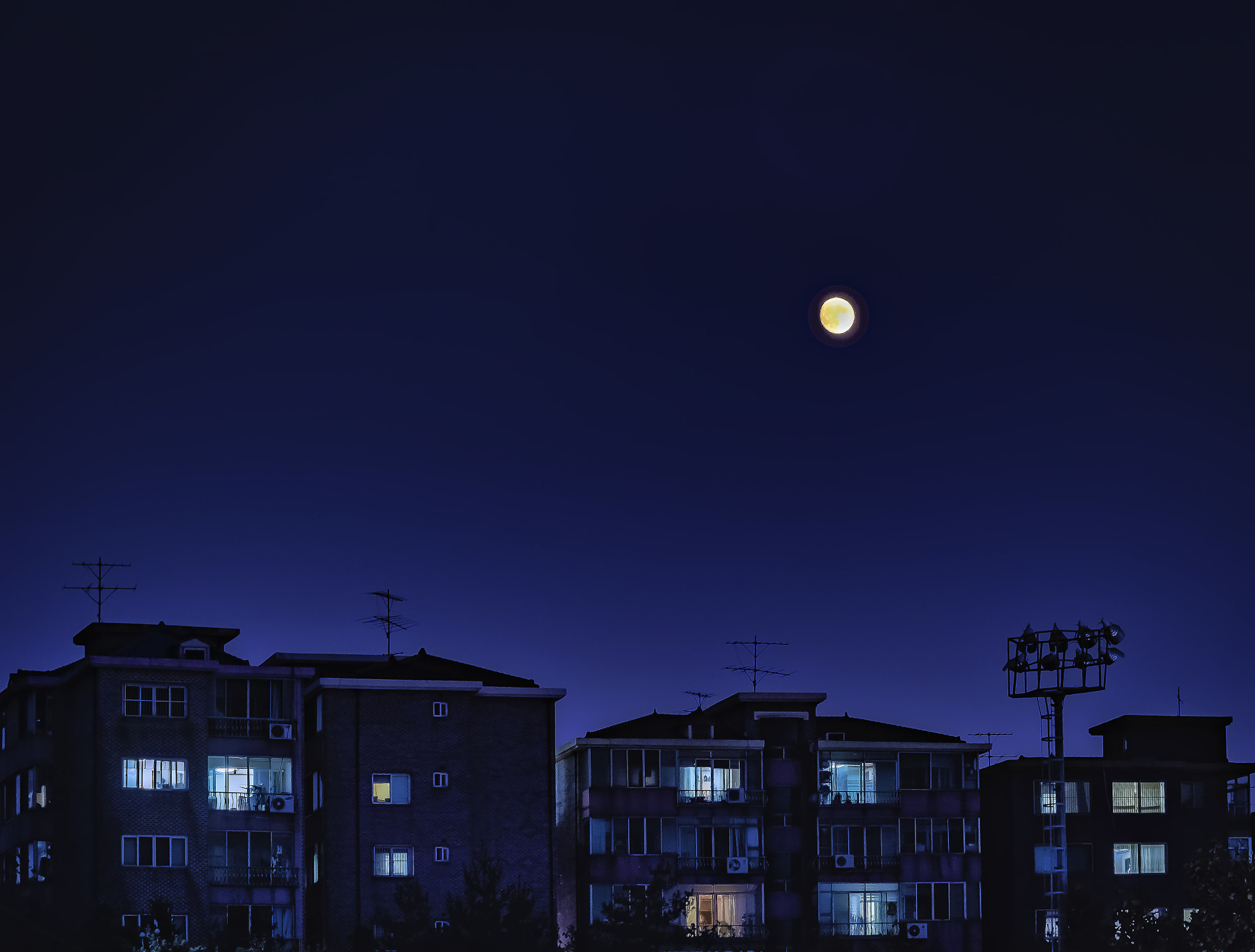AF-S Zoom-Nikkor 80-200mm f/2.8D IF-ED sample photo. Moon over seoul apartments photography