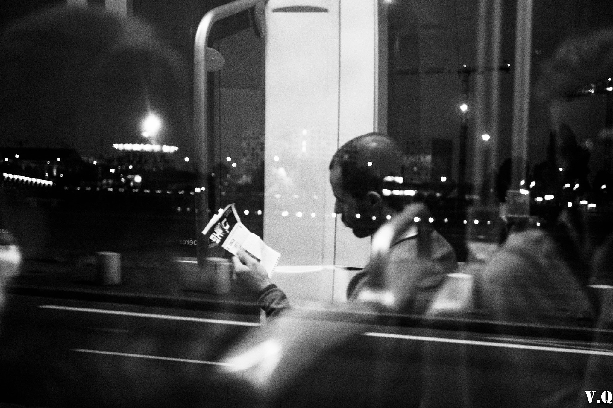 Olympus OM-D E-M5 + Panasonic Leica DG Summilux 25mm F1.4 II ASPH sample photo. Tramway de nuit photography
