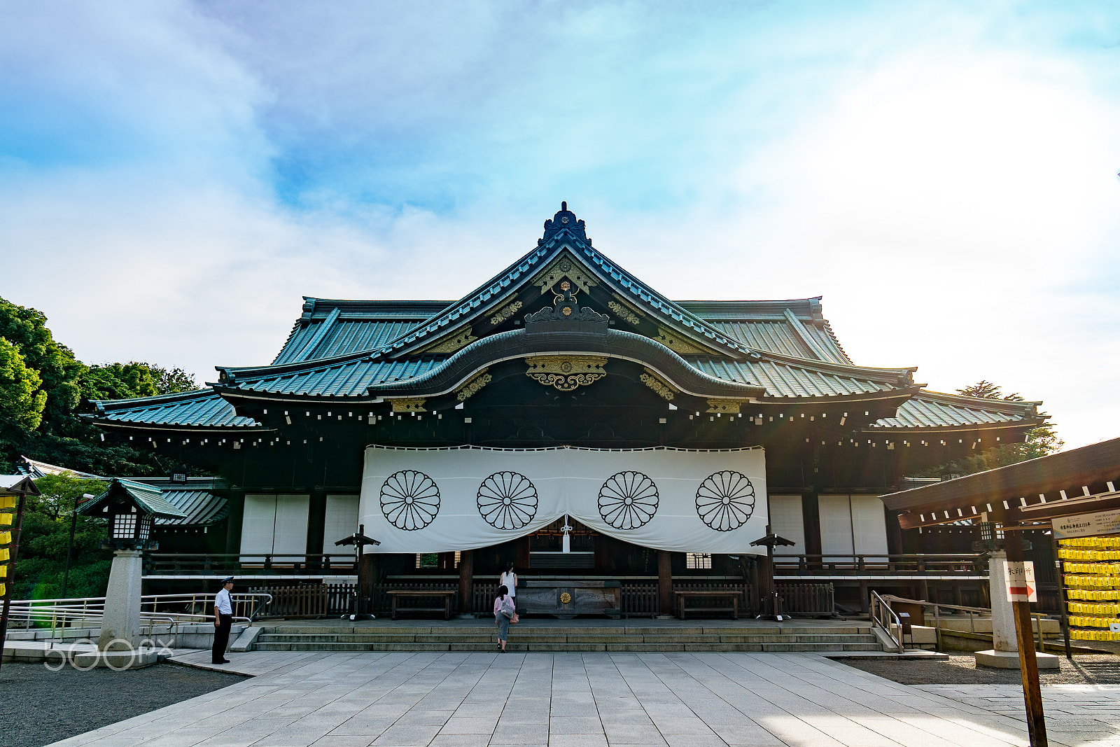 Sony a7R II + Sony Vario-Tessar T* E 16-70mm F4 ZA OSS sample photo. Yasukuni shrine in evening photography